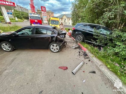 Тройное ДТП: внедорожник уехал в кусты у заправки на Папанина в Мурманске