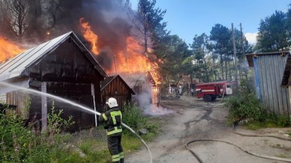 8 гаражей сгорели дотла в Верхнетуломском