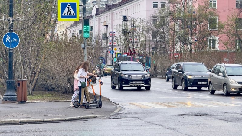 Девушка на самокате сбила пешехода и скрылась в Апатитах