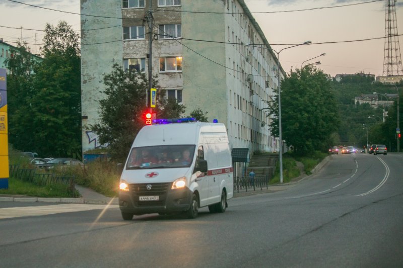 Ехали на «зеленый», но столкнулись карета скорой помощи и легковушка в Мурманске