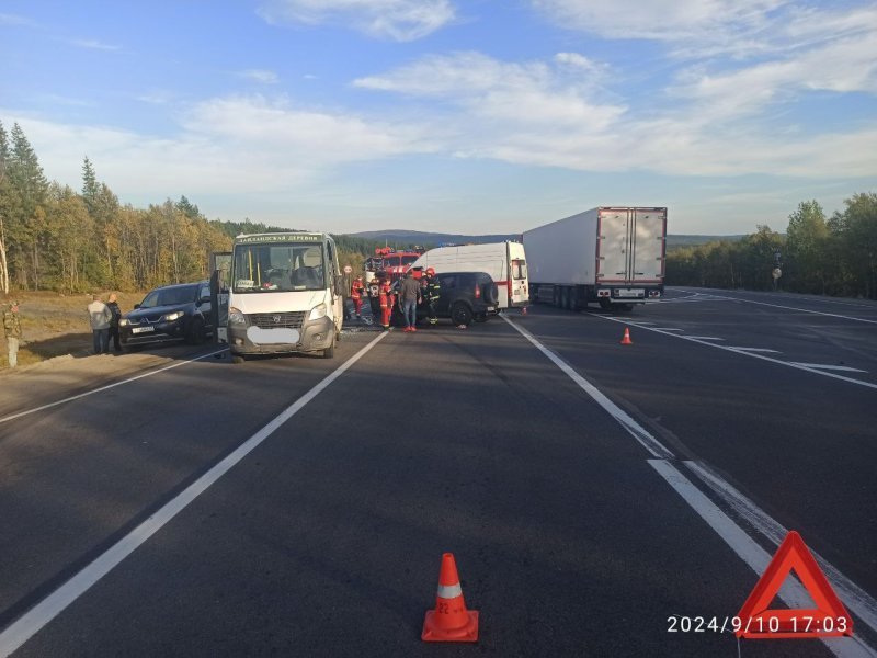 "Газель" врезалась в "Шевроле Нива": пострадали водитель и пассажир внедорожника под Кильдинстроем