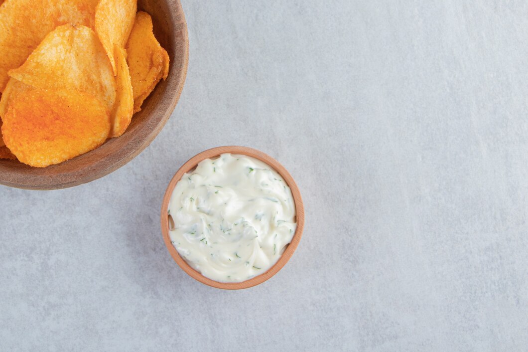 <p><img src="https://novosti-murmanskoy-oblasti.ru/uploads/posts/2024-11/1731897780_wooden-bowl-spicy-chips-sauce-stone_114579-87985.jpg" alt="" /></p>
<p><em>Этот соус обладает глубоким пряно-рыбным вкусом</em></p>
<p><br />Этот соус из копченого лосося украсит любую вечеринку. Вы можете подать его с крекерами и коктейлями или использовать, как блюдо для шведского стола. Кроме торжеств, эта закуска станет украшением вечера и в тесном семейном кругу. Ингредиенты:</p>
<p><br />• 240 г сливочного сыра<br />• ¼ стакана сметаны<br />• ¼ стакана майонеза<br />• 1 столовая ложка свежего лимонного сока<br />• 2 столовые ложки каперсов, слить жидкость<br />• ¼ чайной ложки Табаско<br />• 120 гр копченого лосося<br />• 2 столовые ложки свежего рубленого укропа<br />• 2 столовые ложки свежего рубленого зеленого лука<br />• Соль по вкусу<br />• Сухарики, чипсы или крекеры для подачи</p>
<p>Начните со смешивания сливочного сыра, сметаны, майонеза, лимонного сока, соуса Табаско и каперсов в чаше кухонного комбайна.</p>
<p>Молочные продукты создают насыщенную и кремовую основу для соуса. А каперсы привносят соленую, пикантную нотку, которая хорошо сочетается с морепродуктами.</p>
<p>Измельчите и следом добавьте копченого лосося, зеленый лук и укроп. Измельчайте до тех пор, пока лосось не станет мелко нарезанным. Попробуйте, при необходимости добавьте приправ.</p>
<p>Этот соус подходит для употребления с хрустящими сухариками, чипсами или крекерами. Подавайте к столу вместе с коктейлями или дргуими напитками. </p>
<p><em>Айгуль Булатова</em></p>
<p><em>Фото: Freepik</em></p>