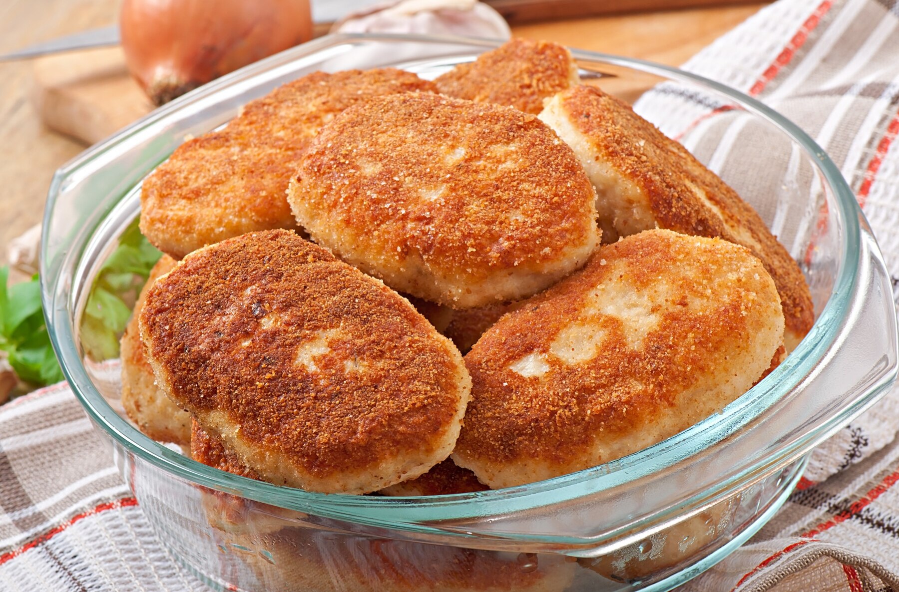 <p><img src="https://novosti-murmanskoy-oblasti.ru/uploads/posts/2024-11/1731937941_chicken-cutlets-glass-bowl_2829-9534.jpg" alt="" /></p>
<p><em>Отличный способ использовать оставшиеся продукты и вкусно накормить семью.</em></p>
<p>Хочу поделиться рецептом вкуснейших картофельных котлет с начинкой. Это блюдо из простых продуктов всегда меня выручает, если с вечера осталось картофельное пюре и его нужно быстрее съесть.</p>
<p>Ингредиенты на 20 котлет:<br />800-900 г картофеля<br />1 луковица<br />200 г мясо-копченых продуктов<br />2 яйца<br />3-4 зубчика чеснока<br />Зелень<br />Соль, перец по вкусу<br />Масло для обжаривания<br />Панировочные сухари / мука</p>
<p>Картофель моем, чистим и варим в подсоленной воде до готовности. Измельчаем картофель в пюре и даем немного остыть.</p>
<p>Для начинки лук нарезаем мелкими кубиками и жарим до золотистого цвета. Мясные продукты режем как можно мельче и обжариваем вместе с луком.</p>
<p>Зелень мелко нарезаем и отправляем в кастрюлю с картофелем. Туда же трем чеснок и добавляем обжаренные лук с колбаской.</p>
<p>Немного остужаем, добавляем по вкусу соль, перец и разбиваем два яйца. Перемешиваем.</p>
<p>Присыпаем поднос панировочными сухарями, всю массу делим на 20 частей и лепим котлеты. Панируем и обжариваем на среднем огне по 3 минуты с каждой стороны до румяной корочки.</p>
<p><em>Ольга Артасова</em></p>
<p><em>Фото: freepik</em></p>