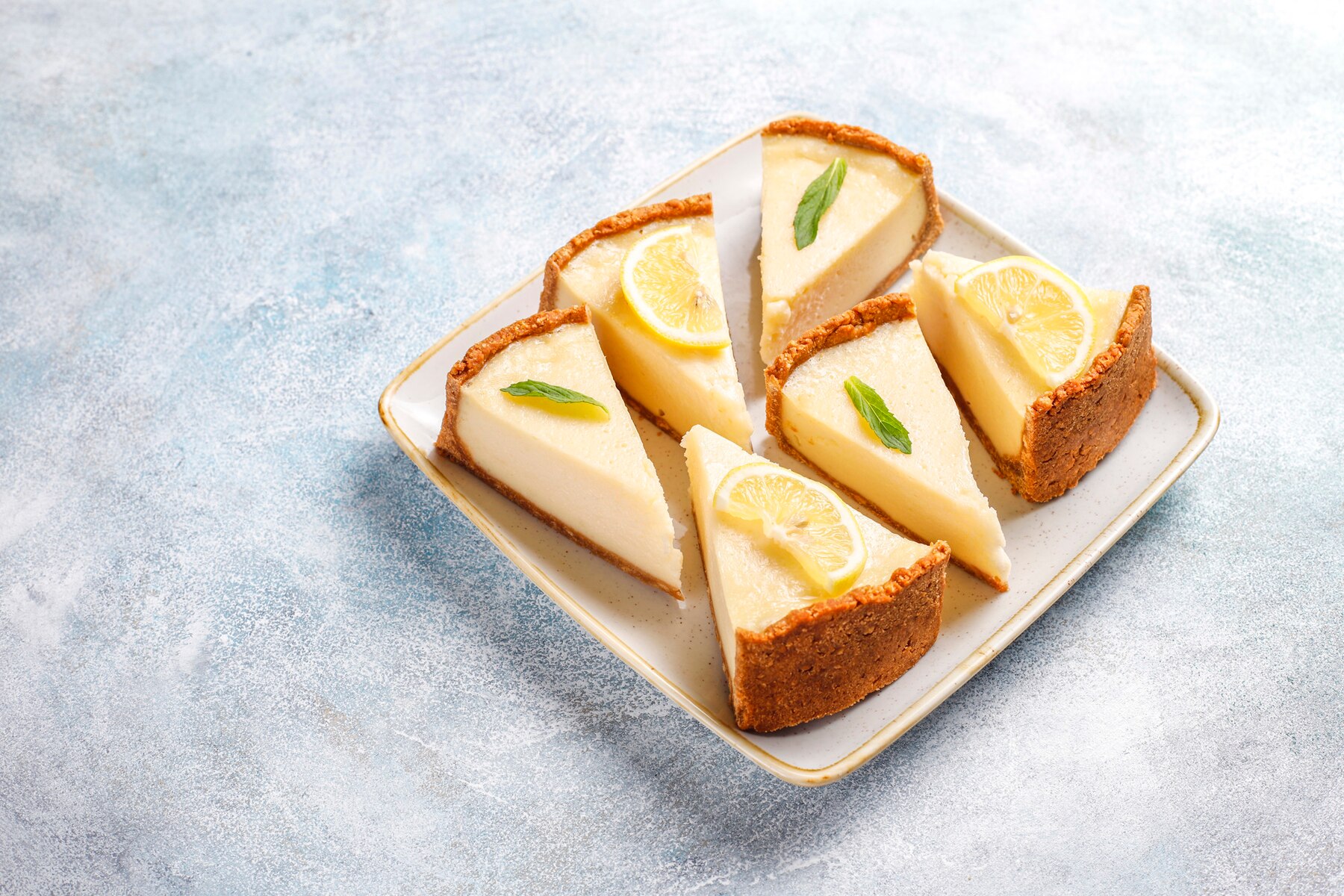 <p><img src="https://novosti-murmanskoy-oblasti.ru/uploads/posts/2024-11/1732115640_homemade-newyork-cheesecake-with-lemon-mint-healthy-organic-dessert_114579-10790.jpg" alt="" /></p>

<p><em>Решила приготовить творожную запеканку и нашла советский рецепт. Получилось как в детстве!</em></p>

<p>Рецепт этой творожной запеканки я нашла в большой книге рецептов 1970 года, ее сохранила мама моей подруги и передала мне. Результат потрясающий. Запеканка получилась в точности, как в советские годы.</p>

<p>Ингредиенты:<br />творог 350гр<br />1 яйцо (с1)<br />молоко 130 мл<br />сахар 3 ч. л.<br />щепотка соли<br />щепотка ванильного сахара (по вкусу)<br />манна крупа 35 гр + пару ложек для обсыпки формы<br />кусочек мягкого сливочного масла</p>

<p>Манку насыпаем в молоко и оставляем на 10 минут, чтобы она набухла. Затем в миске смешиваем остальные ингредиенты.</p>

<p>Добавляем в эту массу манку с молоком и взбиваем миксером, до максимально возможной однородности.</p>

<p>Дно стеклянной формы застилаем пергаментом, смазываем мягким сливочным маслом и посыпаем манной крупой.</p>

<p>Массу выкладываем в форму и ставим в духовку при 180 градусах на 35 минут.</p>

<p>После даем запеканке немного остыть, достаем из формы и режем на порции. Подавать можно со сгущенным молоком.</p>

<p><em>Ольга Артасова</em></p>
<p><em>Фото: freepik</em></p>