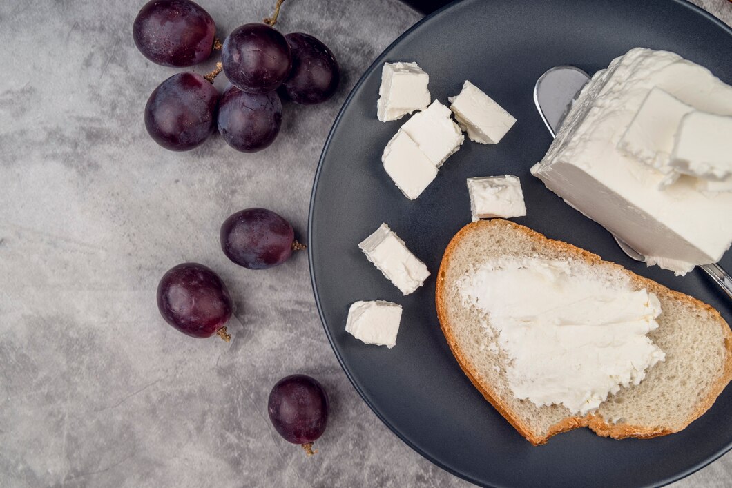 <p><img src="https://novosti-murmanskoy-oblasti.ru/uploads/posts/2025-02/1739456950_top-view-slice-bread-with-cheese-grapes_23-2148430162.jpg" alt="" /></p>

<p><em> Такой сыр готовят за 15 минут и он получается гораздо вкуснее и выгоднее покупного</em></p>
<p><br />Автор канала &laquo;Куклы и кухня Марины Еремеевой&raquo; представила читателям рецепт домашнего плавленого сыра. Его она готовит из фермерского творога. И это главная составляющая успешного результата. Такой сыр можно сделать с любыми добавками &mdash; с грибами, зеленью, перцем, ветчиной. Возможно даже изготовить шоколадный десерт. Ингредиенты:</p>
<p><br />&bull; творог &mdash; 500 г.<br />&bull; яйцо &mdash; 1 шт.<br />&bull; сливочное масло &mdash; 100 г.<br />&bull; соль &mdash; 1 ч. л.<br />&bull; сода &mdash; &frac12; ч. л.</p>
<p><br />В кастрюле смешиваем творог, яйцо, сливочное масло. Затем добавляем соль и соду. Сода нужна для того, чтобы сыр расплавился и приобрёл хорошую гладкую структуру.</p>
<p><br />Далее ставим кастрюлю на огонь и не перестаём мешать. Когда масса станет более жидкой, убавляем огонь. Затем массу пробиваем блендером около 5 минут. Масса становится вязкой и гладкой.</p>
<p><br />Разливаем сыр по контейнерам, можно добавить грибы или зелень, чеснок или ветчину. Даем сыру остыть при комнатной температуре, потом ставим в холодильник.</p>

<p>Ранее мы <a href="https://novosti-murmanskoy-oblasti.ru/49026-vkusneyshiy-domashniy-syr-prigotovit-prosto-i-bystro-idealno-dlya-hudeyuschih.html">рассказывали,</a> как приготовить домашний сыр из молока.</p>

<p><em>Айгуль Булатова</em></p>
<p><em>Фото: Freepik</em></p>


