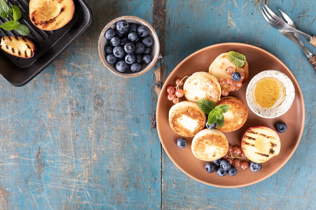 <p><img src="https://novosti-murmanskoy-oblasti.ru/uploads/posts/2025-02/1739865494_cottage-cheese-pancakes-cheesecakes-ricotta-fritters-with-fresh-blueberries-currants-peaches-plate-healthy-delicious-breakfast-holiday-blue-wooden-background_127032-2946.jpg" alt="" /></p>

<p><em>Любимое блюдо в другой вариации</em></p>
<p><br />Этот вариант приготовления сырников понравится приверженцам здорового питания. Запеченные в духовке, а не жаренные на сковороде творожные оладьи получаются менее жирными и более полезными. Перед замешиванием теста важно знать, что не стоит класть много творога в тесто. Тогда сырники получатся тяжелыми и жесткими. А если творог жидковат и содержит сыворотку, то его можно отжать через марлю. Ингредиенты:</p>
<p><br />&bull; творог &mdash; 300 г.;<br />&bull; мука &mdash; 3 ст. л.;<br />&bull; яйцо &mdash; 1 шт.;<br />&bull; соль &mdash; по вкусу;<br />&bull; разрыхлитель &mdash; 1 ч. л.;<br />&bull; ванильный сахар &mdash; по вкусу</p>

<p>Творог разминаем вилкой или протираем через сито, добавляем сахар и вбиваем яйцо. Хорошо все смешиваем. Добавляем соль и ванильный сахар, затем разрыхлитель и муку. Всыпаем муку порционно, интенсивно размешивая тесто.</p>
<p><br />Из готового теста формируем сырники &mdash; влажными руками лепим небольшие шарики, кладем их на противень и немного придавливаем.</p>
<p><br />Отправляем сырники в духовку выпекаться при 180 градусах примерно на 10-12 минут. Когда они подрумянятся, переворачиваем и снова отправляем в духовку до готовности.</p>

<p>Ранее мы <a href="https://novosti-murmanskoy-oblasti.ru/46908-syrniki-bez-muki-kak-prigotovit-pyshnye-tvorozhnye-oladi-recept-ssekretom.html">рассказывали</a>, как приготовить пышные сырники без муки.</p>

<p><em>Айгуль Булатова</em></p>
<p><em>Фото: Freepik</em></p>

