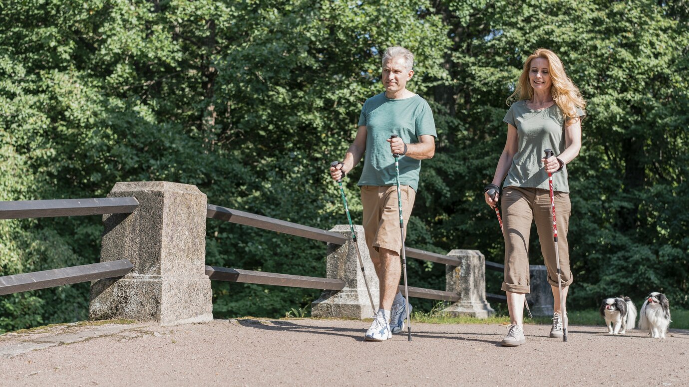 <p><img src="https://novosti-murmanskoy-oblasti.ru/uploads/posts/2025-02/1739867586_elderly-couple-using-trekking-poles-long-shot_23-2148509217.jpg" alt="" /></p>

<p><em>5 простых привычек, освобождающих от запора</em></p>
<p><br />Если вы страдаете запорами, то эта информация будет вам полезна. На канале &laquo;Академия вкуса&raquo; составили список из 5 привычек, которые помогут вашему кишечнику работать исправно.</p>

<p>Привычка первая &mdash; добавьте клетчатку &mdash; бобовые, овсянка, льняное семя, овощи. Попробуйте включить хотя бы одну порцию на завтрак и одну на ужин.</p>
<p><br />Привычка вторая &mdash; вода. Кишечник без воды работает, как машина без масла. Жидкость помогает клетчатке делать свою работу и вычищать всё ненужное. Начинайте день со стакана теплой воды.</p>

<p>Привычка третья &mdash; движение. Ваш кишечник ленится не только от того, что вы едите, но и от того, что вы мало двигаетесь. Прогулки на свежем воздухе, хотя бы полчаса в день, могут творить чудеса.</p>
<p><br />Привычка четвертая &mdash; пробиотики. Это не только йогурты с полезными бактериями, это могут быть ферментированные продукты, квашеная капуста, мисо-супы. Всё, что помогает заселить кишечник правильными бактериями, чтобы они помогали переваривать пищу.</p>

<p>Привычка пятая &mdash; режим питания. Не ешьте на ночь, старайтесь завтракать и ужинать в одно и то же время. Кишечник любит рутину, ему важно знать, когда ему нужно работать.</p>

<p>Ранее мы <a href="https://novosti-murmanskoy-oblasti.ru/49062-eti-privychki-poutram-izbavyat-otzaporov-kak-naladit-rabotu-kishechnika-sovety-nutriciologa.html">рассказывали</a>, как завтрак с тертой морковью поможет наладить стул.</p>

<p><em>Айгуль Булатова</em></p>
<p><em>Фото: Freepik</em></p>

