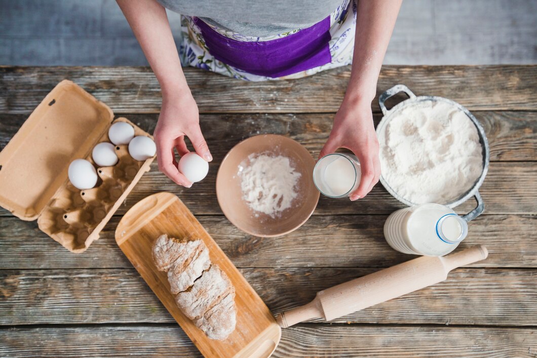 <p><img src="https://novosti-murmanskoy-oblasti.ru/uploads/posts/2025-02/1739899504_crop-woman-making-dough-pastry_23-2147809497.jpg" alt="" /></p>

<p><em>Завитушки с чесноком для перекуса или завтрака</em></p>
<p><br />На канале Натальи Калниной представили рецепт несладкой выпечки. Завитушки с чесноком и сыром &mdash; отличная идея для перекуса на каждый день. Также можно подать такую выпечку вместо хлеба к первым и вторым блюдам. Ингредиенты:</p>
<p><br />Тесто:<br />&bull; Молоко &mdash; 130 мл.<br />&bull; Мука &mdash; 300 г.<br />&bull; Масло сливочное &mdash; 100 г.<br />&bull; Сахар &mdash; 1 ч. л.<br />&bull; Соль &mdash; &frac12; ч. л.<br />&bull; Дрожжи сухие &mdash; 5 г.</p>
<p><br />Начинка:<br />&bull; Чеснок &mdash; 3-4 зуб.<br />&bull; Сыр &mdash; 100 г.<br />&bull; Зелень -1 пучок<br />&bull; Сливочное масло &mdash; 30 г.</p>
<p><br />В миске соединяем растопленное масло, молоко, сахар, соль, сухие дрожжи. Все перемешиваем венчиком. Добавляем просеянную муку частями, замешиваем тесто. Убираем его в мешочек на 20 минут.</p>
<p><br />Тем временем готовим начинку &mdash; смешиваем зелень, тертый сыр, измельченный чеснок. Раскатываем тесто в один тонкий пласт, хорошо смазываем растопленным сливочным маслом, распределяем начинку.</p>
<p><br />Сворачиваем рулет, разрезаем на кусочки и кладем на противень. Смазываем заготовки яйцом с добавлением молока, ставим в духовку и выпекаем при 180 градусах 20-25 минут.</p>

<p>Ранее мы <a href="https://novosti-murmanskoy-oblasti.ru/48561-pirog-nakefire-skartofelem-isyrom-gotovyat-kak-prostye-lepeshki-snachinkoy-vypekaetsya-za15-minut.html">рассказывали</a>, как приготовить пирог на кефире с картофелем и сыром.</p>

<p><em>Айгуль Булатова</em></p>
<p><em>Фото: Freepik</em></p>

