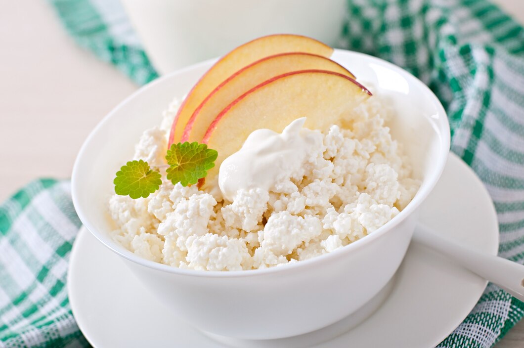 <p><img src="https://novosti-murmanskoy-oblasti.ru/uploads/posts/2025-02/1739945972_cottage-cheese-with-apples-sour-cream-breakfast-close-up_2829-19765.jpg" alt="" /></p>

<p><em>Вся польза творога &mdash; в казеине</em></p>
<p><br />Когда и сколько есть творога? Какой пользой обладает этот продукт? На эти вопросы ответили авторы блога &laquo;Дневник здоровья&raquo;. По мнению специалистов, творог нельзя переедать &mdash; допустимая суточная норма 200 граммов.</p>
<p><br />Творог идеально подойдет для завтрака. Съев его, вы надолго забудете о голоде. Также творог поможет правильной работе пищеварения. Весьма полезен творог для худеющих, так как на переваривание казеина в составе продукта уходит много энергии.</p>
<p><br />Но есть продукты, в сочетании с которыми творог теряет свою ценность. Это прежде всего молоко, в нем тоже есть казеин, и переизбыток этого вещества приводит к тому, что организм не в силе все усвоить. Также творог несовместим с кофе, яйцами, рыбой и мясом.</p>
<p><br />Для того, чтобы разнообразить рацион, добавляйте в творог фрукты, сухофрукты и ягоды. Отлично подойдут орехи и мед. Многие любят также запекать яблоки вместе с творогом &mdash; и вкусно, и полезно.</p>

<p>Ранее мы <a href="https://novosti-murmanskoy-oblasti.ru/49268-680-grammov-tvorozhnogo-chuda-recept-domashnego-plavlenogo-syra-gotovyat-tolko-iznaturalnyh-fermerskih-produktov.html">рассказывали</a>, как приготвить домашний сыр из натурального творога. </p>

<p><em>Айгуль Булатова</em></p>
<p><em>Фото: Freepik</em></p>


