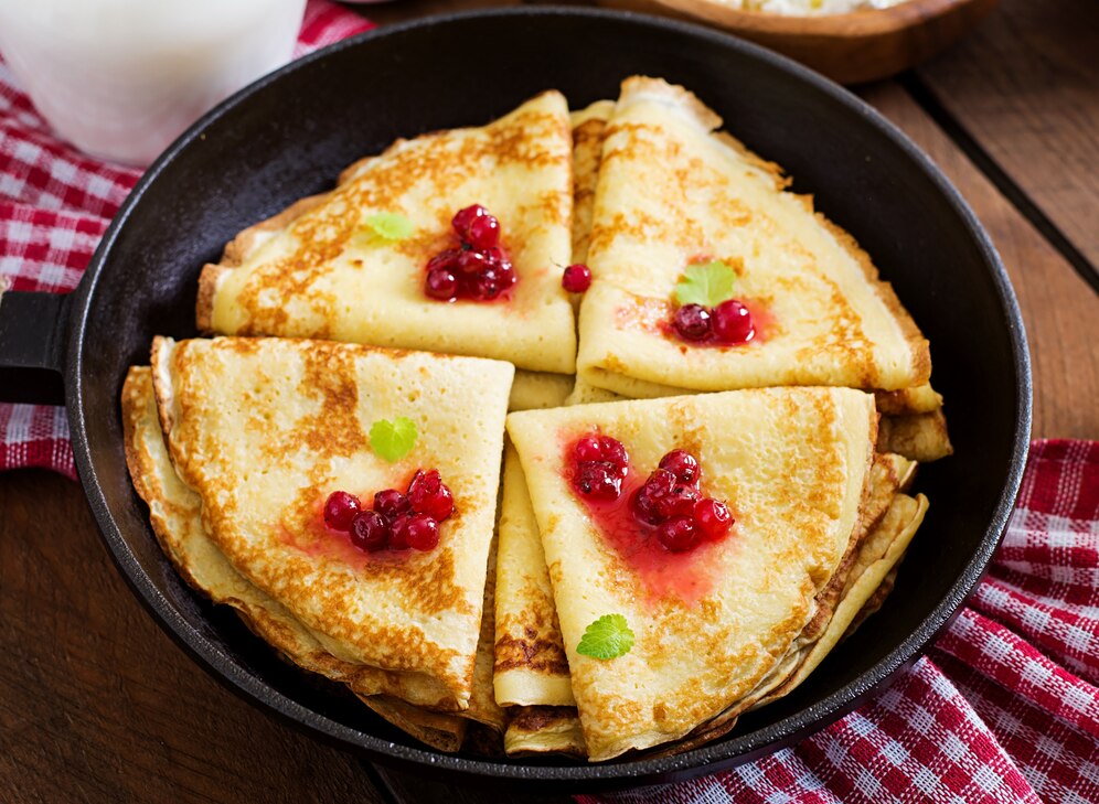 <p><img src="https://novosti-murmanskoy-oblasti.ru/uploads/posts/2025-02/1739961647_golden-pancakes-with-cranberry-jam-honey-rustic-style-top-view_2829-6535.jpg" alt="" /></p>

<p><em>Тонкие блинчики к завтраку</em></p>

<p>Автор блога Екатерина Мироневич представила интересный рецепт блинов. От всех остальных его отличает иная последовательность смешивания ингредиентов. А более всего удивляет, что соду добавляют в последнюю очередь. Не в кефир, где она гасится, а уже в готовое тесто. Ингредиенты:</p>
<p><br />&bull; 350 г. муки<br />&bull; 2 яйца<br />&bull; 450 мл. кефира<br />&bull; 270 мл. воды<br />&bull; 3 ст. л. растительного масла<br />&bull; &frac12; ч. л. соды<br />&bull; &frac12; ч. л. соли</p>
<p>&bull; 1 ст. л. сахара</p>
<p><br />Разогретый в микроволновке кефир смешиваем с яйцами, солью и сахаром, все взбиваем. Затем вводим просеянную муку, опять взбиваем венчиком.</p>

<p>Тесто получается средней густоты, однородное, без комочков. Затем в смесь вливаем порционно крутой кипяток. Тесто ещё раз хорошо взбиваем.</p>

<p>Затем вливаем растительное масло. И последним ингредиентом вводим в тесто соду. Тесту не даем настояться, сразу печем блины.</p>

<p>Ранее мы <a href="https://novosti-murmanskoy-oblasti.ru/48628-tak-hochetsya-oladushek-ayaic-doma-net-ispekite-ihbez-nih-testo-poluchitsya-tyaguchim-iplotnym.html">рассказывали</a>, как приготовить оладьи без яиц.</p>

<p><em>Айгуль Булатова</em></p>
<p><em>Фото: Freepik</em></p>


