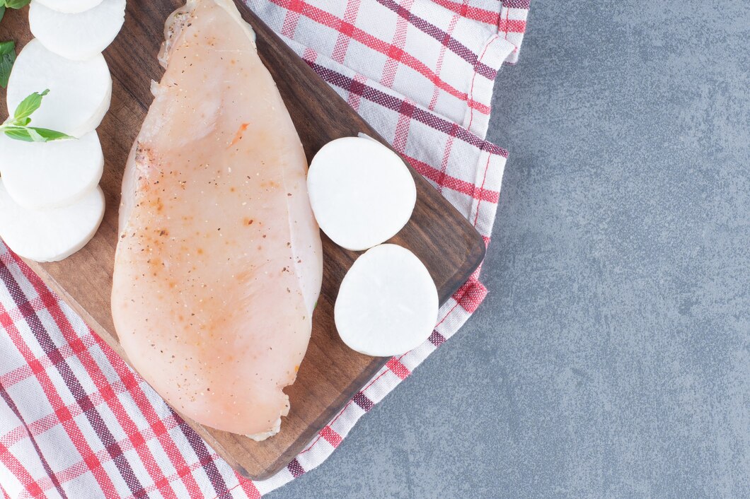 <p><img src="https://novosti-murmanskoy-oblasti.ru/uploads/posts/2025-02/1739962793_uncooked-chicken-fillet-with-radish-slices-wooden-board_114579-58197.jpg" alt="" /></p>

<p><em>Рассказывает технолог общественного питания</em></p>
<p><br />Пожалуй, эта информация из уст специалиста на канале &laquo;Кухня технолога&raquo; поможет вам приготовить идеальную куриную грудку. Как оказалось, в этом деле много тонкостей. Каких? Читайте дальше.</p>
<p><br />Итак, грудку можно отварить целиком или разрезать на филе. Второй вариант приготовится быстрее. Варите в воде или в бульоне, кастрюля должна быть такой, чтобы в неё помещался весь продукт в один слой. Уровень воды &mdash; на 1-2 см выше, чем кусок мяса.</p>
<p><br />Второй важный момент &mdash; какая должна быть вода, горячая или холодная? Когда мы варим мясо, надо опускать его в горячую, почти кипящую воду. Когда варим костный бульон надо опускать продукт в холодную воду. А уже затем включить нагрев.</p>
<p><br />Правильная температура варки &mdash; 85-90 градусов. Филе готовится 10, максимум 12 минут. Целая грудка &mdash; 15-18 минут. Если варить слишком долго, мясо уплотнится и станет сухим.</p>

<p>Как только грудка приготовилась, сливаем воду, убираем кастрюлю с плиты. Оставляем мясо отдохнуть 10 минут &mdash; за это время тепло и сок равномерно распределятся в мясе.</p>

<p>Ранее мы <a href="https://novosti-murmanskoy-oblasti.ru/49362-kurinye-otbivnye-vsoevom-souse-recept-kotoryy-ponravitsya-vsem-bez-isklyucheniya-prostoy-universalnyy-stonkim-aromatom-speciy.html">рассказывали</a>, как приготовить куриные отбивные в соевом соусе. </p>

<p><em>Айгуль Булатова</em></p>
<p><em>Фото: Freepik</em></p>

