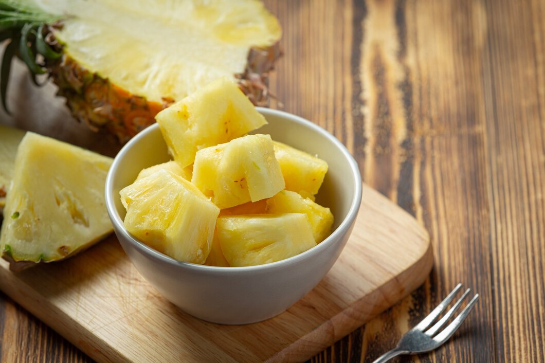 <p><img src="https://novosti-murmanskoy-oblasti.ru/uploads/posts/2025-02/1740030632_fresh-pineapple-dark-wooden-surface_1150-42291.jpg" alt="" /></p>

<p><em>Освежающий салат без мяса и рыбы</em></p>
<p><br />На канале шефа Ивлева презентовали рецепт легкого салата. В его составе одна клетчатка и немного майонеза. Такое блюдо может понравиться людям, следящим за фигурой, ведь среди ингредиентов капуста, ананасы, морковь и персиковый сок. Ингредиенты:</p>
<p><br />&bull; капуста &mdash; 3,5 кг<br />&bull; морковь &mdash; 650 г.<br />&bull; ананас консервированный &mdash; 600 г.<br />&bull; сок персиковый &mdash; 500 мл<br />&bull; майонез &mdash; 600 г.<br />&bull; соль &mdash; 40 г.<br />&bull; сахар &mdash; 120 г.</p>
<p><br />Сироп сливаем, ананас нарезаем. Молодую капусту мелко шинкуем, морковь натираем на тёрке. Добавляем соль, сахар и руками перемешиваем, слегка разминая массу.</p>
<p><br />Добавляем ананасы, персиковый сок, майонез, теперь аккуратно перемешиваем, чтобы не раздавить ананасы.</p>
<p><br />Ставим салат в холодильник на 20-30 минут, чтобы охладился.</p>

<p>Ранее мы <a href="https://novosti-murmanskoy-oblasti.ru/48533-vysokaya-kuhnya-uvas-doma-3-recepta-nedorogih-salatov-kotorye-vyglyadyat-kak-restorannye-byudzhetno-vkusno-appetitno.html">рассказывали</a>, как приготовить дома вкуснейшие салаты, которые могут сравниться с ресторанными.</p>

<p><em>Айгуль Булатова</em></p>
<p><em>Фото: Freepik</em></p>

