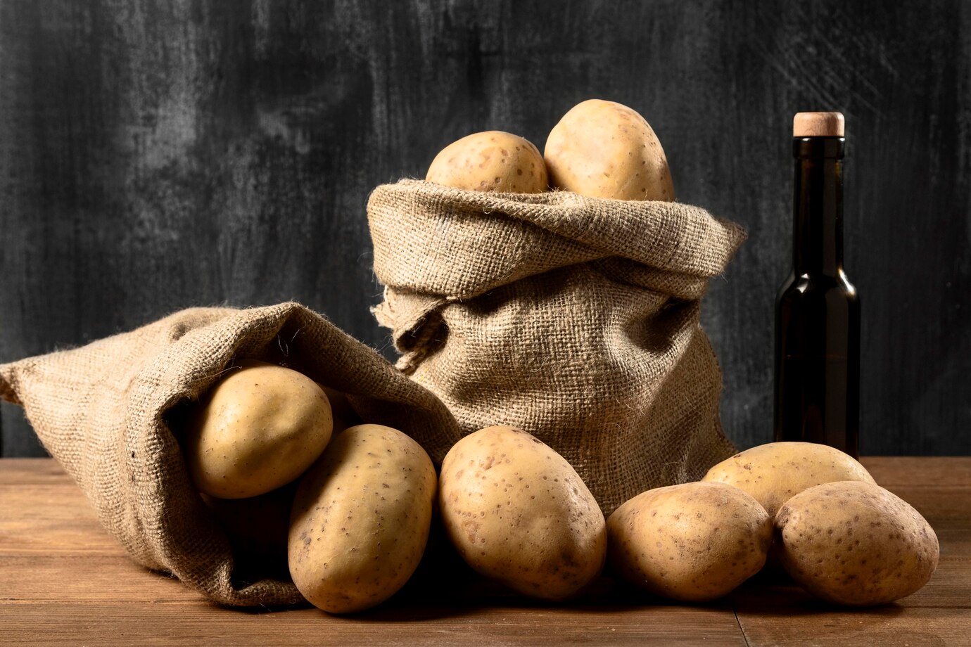 <p><img src="https://novosti-murmanskoy-oblasti.ru/uploads/posts/2025-02/1740152915_front-view-potatoes-burlap-sack-with-bottle-oil_23-2148599923.jpg" alt="" /></p>

<p><em>В картофеле, который хранился всю зиму скапливается много крахмала</em></p>
<p><br />По мнению диетологов, которых процитировали на канале &laquo;Едим дома&raquo; зимой картофель стоит есть реже, а все из-за крахмала, которого со временем в корнеплоде становится все больше.</p>

<p>Чем дольше хранятся клубни, тем выше в них гликемический индекс. Кроме того, большая часть полезных веществ находится в кожуре. А полежавшие клубни приходится обязательно чистить. Поэтому самая полезная картошка &mdash; молодая.</p>

<p>В осенне-зимний период картофель можно употреблять 2 раза в неделю. И лучше подавать его как самостоятельное блюдо или гарнир к овощам. С мясом и рыбой продукт не сочетается. Углеводы и белки перевариваются с разной скоростью.</p>

<p>Ранее мы <a href="https://novosti-murmanskoy-oblasti.ru/49356-chtoby-nebylo-kak-kleyster-idealnoe-kartofelnoe-pyure-sekrety-shef-povarov.html">рассказывали</a>, как приготовить правильно картофельное пюре.</p>

<p><em>Айгуль Булатова</em></p>
<p><em>Фото: freepik</em></p>


