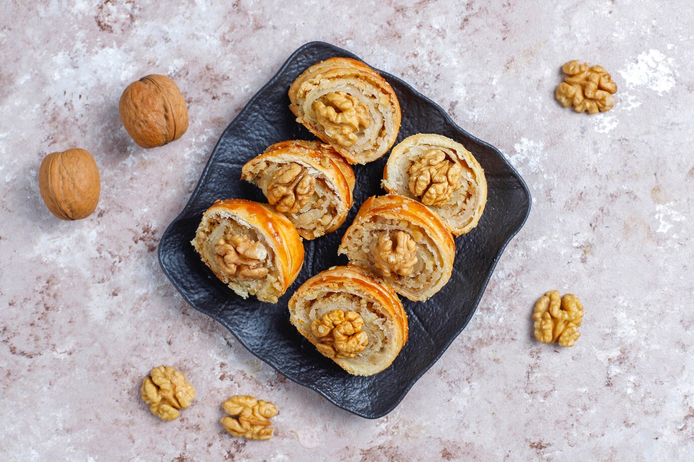 <p><img src="https://novosti-murmanskoy-oblasti.ru/uploads/posts/2025-02/1740398694_delicious-homemade-walnut-rolls_114579-37159.jpg" alt="" /></p>

<p><em>Эта выпечка из простого песочного теста</em></p>
<p><br />Хозяйки любят песочное тесто за универсальность. Найдя свой рецепт с идеальными пропорциями, всегда можно быстро приготовить что-нибудь вкусненькое. Этот рецепт из такой категории. Начинка к этому печенью идет ореховая, хотя можно взять что угодно &mdash; фрукты, ягоды, творог. Ингредиенты:</p>
<p><br />&bull; мука &mdash; 2 стакана<br />&bull; сливочное масло &mdash; 100 г<br />&bull; сахар &mdash; 2 ст. л.<br />&bull; 2 желтка<br />&bull; молоко &mdash; 50 мл<br />&bull; соль, ванилин<br />&bull; разрыхлитель &mdash; 1 ч. л.</p>
<p><br />Начинка:<br />&bull; орехи грецкие &mdash; 180 г<br />&bull; сахар &mdash; 100 г<br />&bull; 2 яичных белка<br />&bull; корица &mdash; 0,5 ч. л.</p>
<p><br />Сперва приготовим простое песочное тесто &mdash; смешаем все ингредиенты, получится эластичное, не липнущее к рукам тесто. Отправляем его в мешочке в холодильник.</p>

<p>Тем временем готовим начинку. Измельченные орехи смешиваем с сахаром и белками, можно добавить корицу.</p>
<p><br />Из теста раскатываем пласт толщиной 4-5 мм, затем выкладываем начинку, сворачиваем все в рулет. Его нарезаем на порционные кусочки и отправляем выпекаться при температуре 180 градусов на 20 минут.</p>

<p>Ранее мы <a href="https://novosti-murmanskoy-oblasti.ru/49481-firmennyy-recept-navse-vremena-gotovim-vypechku-iztogo-chto-est-pod-rukoy-nezhnoe-pechene-nasmetane.html">рассказывали</a>, как приготовить нежное печенье на сметане.</p>

<p><em>Айгуль Булатова</em></p>
<p><em>Фото: Freepik</em></p>


