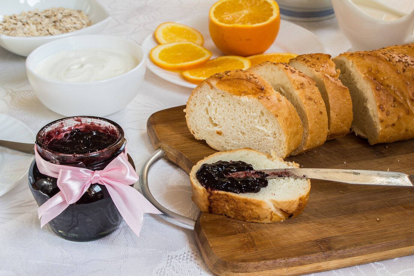 <p><img src="https://novosti-murmanskoy-oblasti.ru/uploads/posts/2025-02/1740407450_jar-currant-jam-table-with-loaf-bread_114579-314.jpg" alt="" /></p>

<p><em>Вкусный молочный батончик</em></p>
<p><br />Знали ли вы, что домашний батон можно приготовить по принципу рулета &mdash; тесто раскатывают в пласт, который потом сворачивают в рулет. Этот рецепт батончика понравится ценителям домашних хлебобулочных изделий. Сделав такой раз, вряд ли захочется покупать подобный батон в магазине. Ингредиенты:</p>
<p><br />&bull; Молоко &mdash; 250 мл<br />&bull; Дрожжи &mdash; 7 г сухих<br />&bull; Соль &mdash; 1 ч. л.<br />&bull; Сахар &mdash; 3 ч. л.<br />&bull; Масло растительное &mdash; 3 ст. л.<br />&bull; Мука &mdash; 450 г<br />&bull; Для смазывания батона &mdash; 1 ст. л. молока</p>
<p><br />Готовим опару для будущего батона &mdash; в теплом молоке разводим сахар, добавляем дрожжи, соль, растительное масло, и начинаем понемногу вводить муку.</p>

<p>Замешиваем тесто, оно должно получиться в меру плотным, не прилипающим к рукам. Убираем тесто в теплое место подниматься на пару часов.</p>
<p><br />Спустя это время раскатываем тесто в пласт и сворачиваем его в плотный рулет. Оставляем заготовку на расстойке, минут 15-20.</p>

<p>На готовом рулете делаем неглубокие надрезы ножом, типичные для батона и смазываем его смесью молока и масла. Отправляем выпекаться при 180 градусах на полчаса.</p>

<p>Ранее мы <a href="https://novosti-murmanskoy-oblasti.ru/49626-aromat-svezheispechennogo-hleba-domashnee-izdelie-kak-izmagazina-samyy-udachnyy-recept-vkusneyshego-hlebushka.html">рассказывали,</a> как приготовить простой домашний хлеб на воде и дрожжах.</p>

<p><em>Айгуль Булатова</em></p>
<p><em>Фото: Freepik</em></p>

