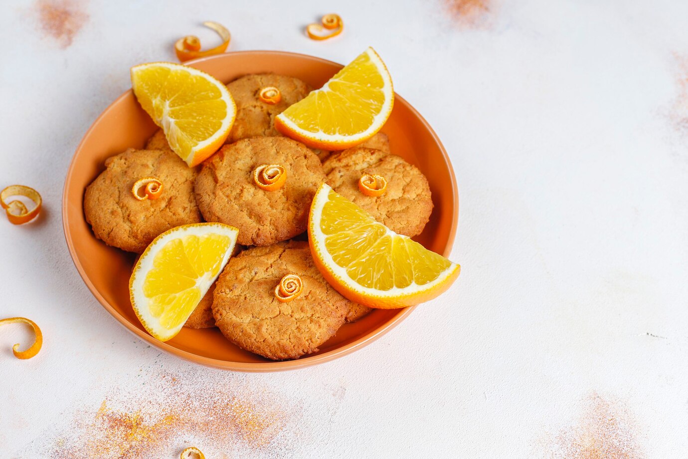 <p><img src="https://novosti-murmanskoy-oblasti.ru/uploads/posts/2025-02/1740496924_delicious-homemade-orange-zest-cookies_114579-57150.jpg" alt="" /></p>

<p><em>Печенье получается невероятно душистое и мягкое</em></p>
<p><br />В этом рецепте некоторые ингредиенты указаны в двух видах &mdash; это обычный и постный варианты. Печенье имеет круглую форму, но при желании тесто можно раскатать и вырезать изделия с помощью формочек. Аромат печенья, в котором есть цитрусовые &mdash; сок лимона и цедра навевает теплые воспоминания о новогодних праздниках. Однако, сейчас рецепт тоже актуален. Например, его могут приготовить дети на подарок маме в канун 8 Марта. Ингредиенты:</p>
<p><br />&bull; Масло сливочное или растительное &mdash; 100 г.<br />&bull; Сахарная пудра или сахар &mdash; 1 стакан<br />&bull; Разрыхлитель &mdash; 1 ч. л.<br />&bull; Соль &mdash; щепотка<br />&bull; Лимон &mdash; 1-2 шт.<br />&bull; Молоко или вода &mdash; 100 мл.<br />&bull; Мука &mdash; 2.5 стакана<br />&bull; Джем апельсиновый &mdash; 4 ч. л.</p>

<p>Готовим тесто &mdash; в миску выкладываем все сухие ингредиенты, затем добавляем размягченное сливочное масло и перемешиваем. Затем вливаем молоко, сок лимона и добавляем цедру.</p>
<p><br />Добавляем стакан муки и замешиваем тесто ложкой. Тесто должно получиться мягкое, не липкое, но и не тугое.</p>
<p><br />Из теста формируем небольшие шарики и выкладываем их на противень. Слегка сплющиваем заготовки, делаем небольшое углубление и выкладываем в выемку немного джема. Выпекаем при 180 градусах примерно 12-15 минут.</p>

<p>Ранее мы <a href="https://novosti-murmanskoy-oblasti.ru/49481-firmennyy-recept-navse-vremena-gotovim-vypechku-iztogo-chto-est-pod-rukoy-nezhnoe-pechene-nasmetane.html">публиковали</a> еще один простой рецепт печенья.</p>

<p><em>Айгуль Булатова</em></p>
<p><em>Фото: Freepik</em></p>

