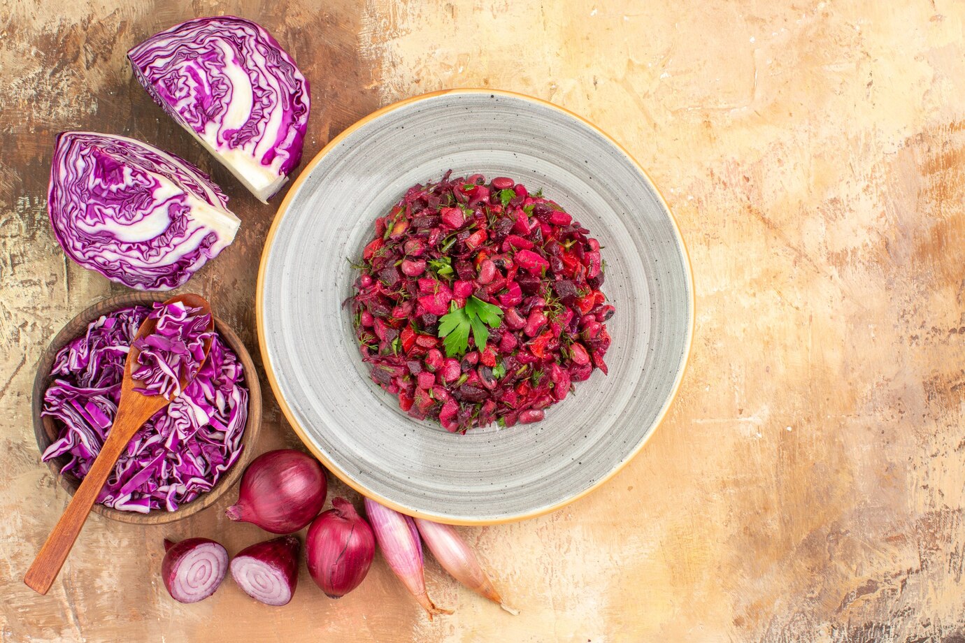 <p><img src="https://novosti-murmanskoy-oblasti.ru/uploads/posts/2025-02/1740552152_top-view-fresh-beetroot-salad-dressed-with-parsley-plate-made-red-onions-cabbage-other-veggetables-wooden-background-with-copy-space-right_140725-138656.jpg" alt="" /></p>

<p><em>Для заправки винегрета используют не только растительное масло</em></p>
<p><br />На канале &laquo;В саду у Валентинки&raquo; обсудили тонкости приготовления винегрета. Автор блога привела 3 лайфхака, которые, по ее мнению, улучшат вкуса блюда.</p>
<p><br />Лайфхак первый &mdash; свеклу лучше запечь, для этого надо овощи в два слоя фольги или в рукав для запекания. Морковь лучше сварить очищенную, а картофель &mdash; в мундире. Лук лучше замариновать в уксусе с сахаром, солью и маслом.</p>
<p><br />Лайфхак второй &mdash; чтобы винегрет &laquo;не поплыл&raquo; стоит все ингредиенты подготовить отдельно. Так, свеклу нарезаем кубиками в отдельной миске, поливаем растительным маслом. Масло не позволит свекольному соку растекаться. Точно так же надо поступить с морковью и картофелем.</p>
<p><br />Лайфхак третий &mdash; винегрет можно заправить не только растительным маслом. Вариантов много. Например, добавляют горчицу, мед, черный перец, зелень. Но особенно хорош соус из масла, уксуса, соли и сахара.</p>

<p>Ранее мы <a href="https://novosti-murmanskoy-oblasti.ru/49197-lyubimica-shef-povarov-sochnaya-svekla-dlya-izyskannyh-blyud-tartar-izkorneploda-skozim-syrom.html">рассказывали, </a>как приготовить свекольный тартар с козьим сыром.</p>

<p><em>Айгуль Булатова</em></p>
<p><em>Фото: Freepik</em></p>


