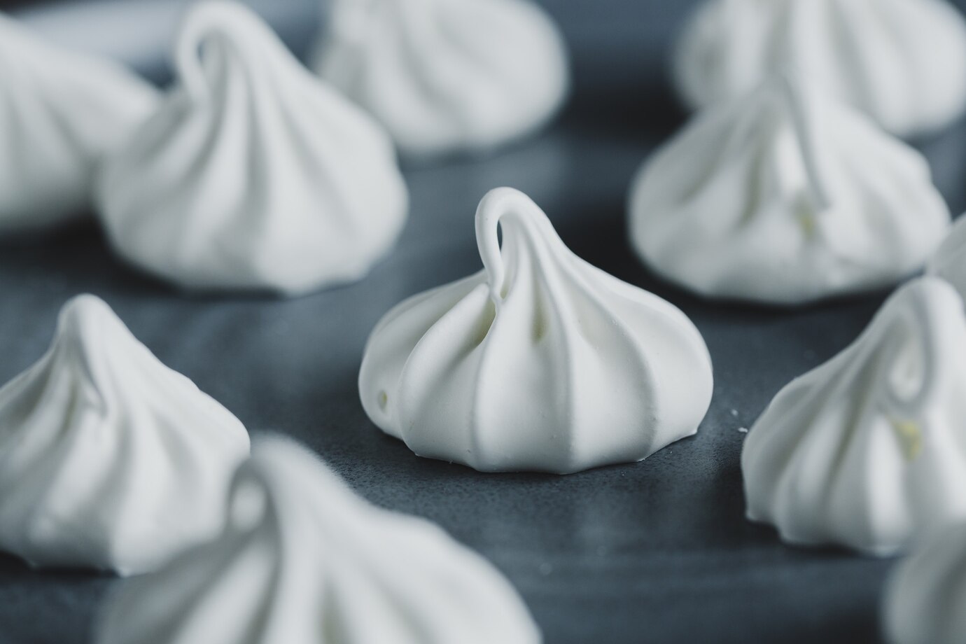 <p><img src="https://novosti-murmanskoy-oblasti.ru/uploads/posts/2025-02/1740572649_closeup-homemade-white-merengue-baiser_1220-6319.jpg" alt="" /></p>

<p><em>Такое лакомство гораздо лучше покупных десертов</em></p>
<p><br />На канале &laquo;Марина Super Food&raquo; представили рецепт удивительного десерта из бананов. Невероятно ароматный зефир станет любимым лакомством вашей семьи. Домашний банановый зефир получается гораздо нежнее магазинного. К тому же в составе нет вредных консервантов и добавок. Тончайшая сахарная корочка, а внутри &mdash; нежнейшее облако бледно-желтого оттенка. Ингредиенты:</p>
<p><br />&bull; Бананы &mdash; 300 г<br />&bull; Сироп глюкозы &mdash; 50 г<br />&bull; Сахар &mdash; 350 г<br />&bull; Вода &mdash; 150 мл<br />&bull; Яичный белок &mdash; 90 г<br />&bull; Агар-агар &mdash; 12 г<br />&bull; Ванильный сахар &mdash; 8 г<br />&bull; Лимонная кислота &mdash; щепотка<br />&bull; Краситель желтого цвета</p>
<p><br />Посыпка:<br />&bull; Сахарная пудра &mdash; 1,5 ст. л.<br />&bull; Крахмал кукурузный &mdash; 1,5 ст. л.</p>
<p><br />Первым делом в холодной воде замачиваем агар-агар, затем всыпаем сахарный песок. Бананы измельчаем в пюре и вместе с сиропом глюкозы варим, постоянно помешивая.</p>

<p>Затем взбиваем куриные белки и смешиваем с ванильным сахаром и лимонной кислотой. Не прекращая взбивать белки, тонкой струйкой вливаем в них горячий сахарный сироп с банановым пюре и агар-агаром.</p>
<p><br />Для придания десерту желтоватого цвета добавляем к смеси немного красителя. Как только масса станет пышной переложите в кулинарный мешок и отсадите на противень.</p>
<p><br />Остается лишь оставить зефир застывать при комнатной температуре на сутки.</p>

<p>Ранее мы <a href="https://novosti-murmanskoy-oblasti.ru/49271-dlya-lyubiteley-shokoladnyh-desertov-pesochnoe-testo-inemnogo-kakao-iuvas-nastole-izumitelnyy-rulet.html">рассказывали</a>, как приготовить изумительный шоколадный рулет.</p>

<p><em>Айгуль Булатова</em></p>
<p><em>Фото: Freepik</em></p>

