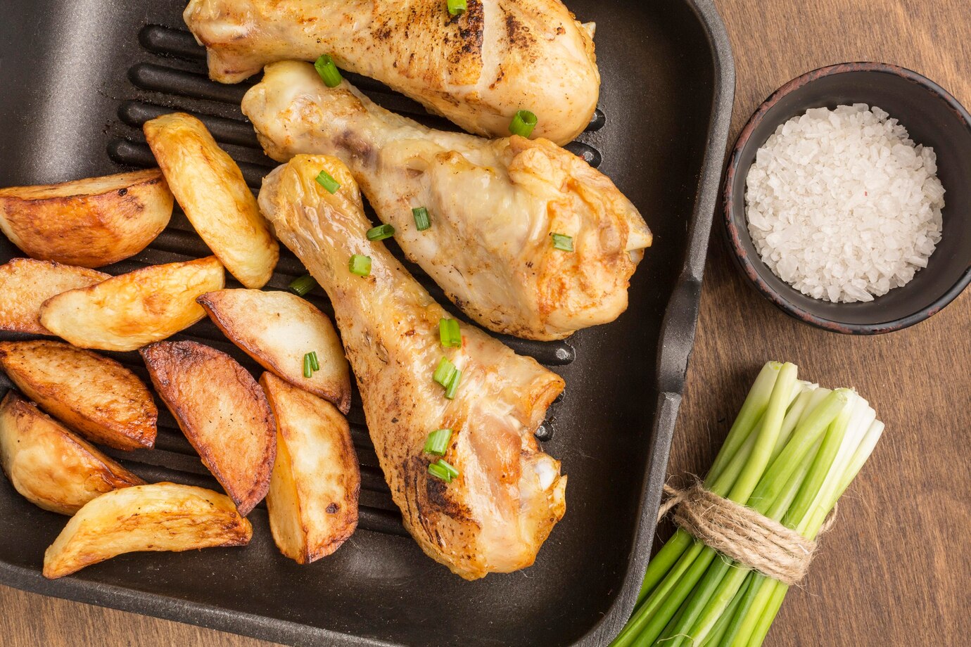 <p><img src="https://novosti-murmanskoy-oblasti.ru/uploads/posts/2025-02/1740647032_top-view-baked-chicken-wedges-pan-with-salt-green-onions_23-2148682745.jpg" alt="" /></p>

<p><em>Куриная голень с картошкой</em></p>
<p><br />Если не знаете, что приготовить сегодня на ужин, воспользуйтесь этим простым рецептом. Вкусное блюдо из картофеля и курицы придется по душе всем членам семьи. Мясо маринуют в кефире, это придает блюду мягкий и нежный вкус. Курица получается сочной, с золотистой корочкой, а овощи &mdash; рассыпчатыми и мягкими. Ингредиенты:</p>
<p><br />&bull; Куриная голень &mdash; 700 г.<br />&bull; Кефир &mdash; 400 мл.<br />&bull; Соль &mdash; 1 ч. л.<br />&bull; Паприка &mdash; 1 ч. л.<br />&bull; Молотый кориандр &mdash; 1 ч. л.<br />&bull; Перец черный &mdash; 1/3 ч. л.<br />&bull; Чеснок &mdash; 2-3 зубчика<br />&bull; Картошка &mdash; 1,4 кг<br />&bull; Лук &mdash; 400 г.<br />&bull; Масло сливочное &mdash; 100 г.</p>
<p><br />К мытому и обсушенному мясу добавляем кефир, черный перец, паприку, молотый кориандр, соль, измельченный чеснок. Оставляем курицу в маринаде на 2-3 часа. Тем временем очищаем и нарезаем картофель с луком.</p>
<p><br />Заливаем овощи куриным маринадом и выкладываем в форму, поверх кладем курицу. Нарезаем сливочное масло кусочками и выкладываем поверх курицы.</p>
<p><br />Выпекаем под фольгой при 180 градусах полчаса, потом фольгу убираем и готовим еще 20 минут.</p>

<p>Ранее мы <a href="https://novosti-murmanskoy-oblasti.ru/49438-kogda-net-vremeni-gotovit-uzhin-prostoy-recept-sochnoy-kurinoy-grudki.html">рассказывали,</a> как приготовить сочную куриную грудку по-быстрому.</p>

<p><em>Айгуль Булатова</em></p>
<p><em>Фото: Freepik</em></p>

