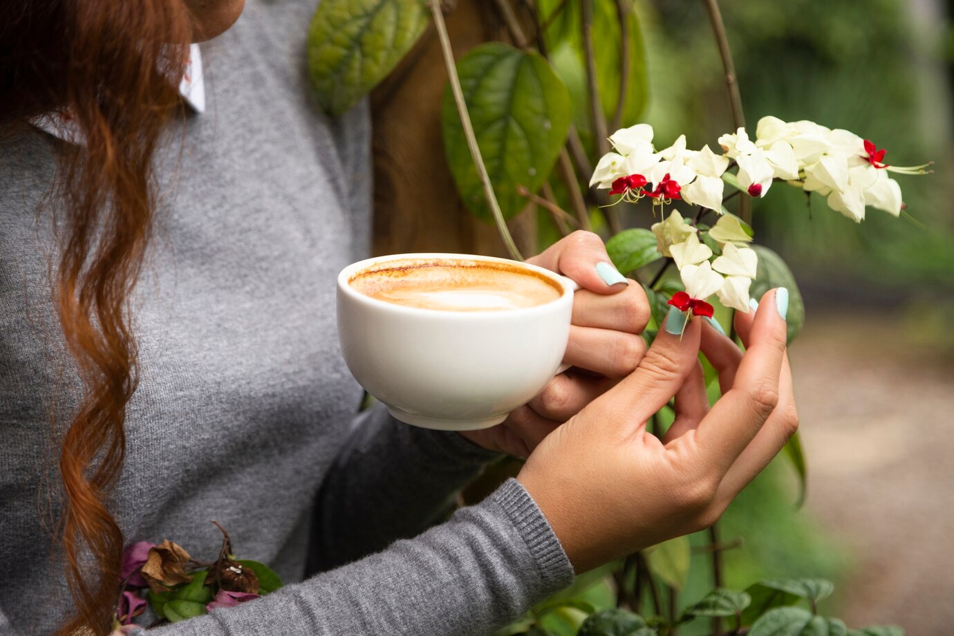 <p><img src="https://novosti-murmanskoy-oblasti.ru/uploads/posts/2025-02/1740725820_close-up-woman-holding-coffee-cup_23-2148263274.jpg" alt="" /></p>

<p><em>Кофе надо пить в меру</em></p>
<p><br />На канале &laquo;Огнерубов | О сердце и здоровье&raquo; поговорили о кофе, точнее о его пользе. Автор блога считает, что, если нет противопоказаний, то этот напиток очень даже полезен. И все благодаря следующим свойствам кофе.</p>
<p><br />В кофе содержатся фениланданы &mdash; это антиоксиданты, образующиеся при обжарке кофейных зерен. Эти вещества снижают риск развития деменции при болезнях Альцгеймера и Паркинсона.</p>
<p><br />Согласно исследованиям китайских учёных кофе способствует выработки окситоцина. Это значит, что он повышает уровень доверия к тому, кто окажется с вами в этот момент рядом. Кстати, окситоцин уменьшает аппетит. Если вы выпиваете в течение дня пару чашек кофе, съедите вы меньше.</p>
<p><br />А вот испанские ученые обнаружили связь между кофе и продолжительностью жизни. Выяснилось, что до 4 чашек кофе в день уменьшают риск ранней смерти на 64%</p>
<p><br />Также в небольших дозах кофе улучшает настроение и предотвращает депрессию. Однако, есть много людей, которым кофе навредит. Это люди с ослабленными надпочечниками и с ослабленными железами.</p>

<p>Ранее мы <a href="https://novosti-murmanskoy-oblasti.ru/49287-zhivite-dolshe-pitaytes-pravilno-7-produktov-dlya-dolgoletiya-myedim-ihnetak-chasto-anado-bylo-by.html">рассказывали</a>, какие еще продукты влияют на продолжительность жизни.</p>

<p><em>Айгуль Булатова</em></p>
<p><em>Фото: Freepik</em></p>

