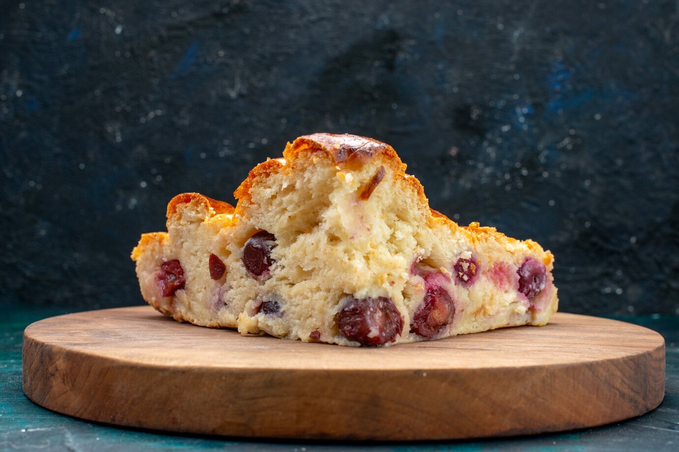 <p><img src="https://novosti-murmanskoy-oblasti.ru/uploads/posts/2025-02/1740727655_cherry-pie-with-sugar-powder-cherries-inside-dark-blue-cake-cream-fruit-sweet-tea_140725-31874.jpg" alt="" /></p>

<p><em>Ароматный ягодный пирог на скорую руку</em></p>

<p>Рецепты пирогов на скорую руку есть в арсенале любой хозяйки. Найдя свой идеальный вариант, кулинар не будет застигнут врасплох. И даже нежданных гостей можно будет угостить вкусной домашней едой. Очередной рецепт из этой серии, пирог с замороженной смородиной настолько прост в приготовлении, что его можно сделать с закрытыми глазами. Ингредиенты:</p>
<p><br />Тесто:<br />&bull; яйца &mdash; 3 шт.<br />&bull; сахар &mdash; 200 г.<br />&bull; сливочное масло &mdash; 80 г.<br />&bull; кефир &mdash; 220 мл<br />&bull; мука &mdash; 280 г.<br />&bull; соль &mdash; щепотка<br />&bull; разрыхлитель &mdash; 1 ч. л.</p>
<p><br />Начинка:<br />&bull; черная смородина &mdash; 200 г.<br />&bull; кукурузный крахмал &mdash; 1 ст. л.</p>
<p><br />Заливка:<br />&bull; сливочное масло &mdash; 30 г.<br />&bull; сахар &mdash; 2 ст. л.</p>
<p><br />В глубокой миске взбиваем яйца с сахаром и солью. Не прекращая взбивать, добавляем кефир, растопленное сливочное масло. Постепенно вводим муку с разрыхлителем. Замешиваем жидкое тесто.</p>

<p>Для начинки используем замороженную смородину, смешиваем ее с крахмалом. Добавляем ягоды в тесто и перемешиваем лопаткой.</p>
<p><br />Выкладываем тесто в форму, при этом равномерно распределяем лопаткой. Поливаем верх пирога смесью из растопленного сливочного масла с сахаром. Выпекаем при 180 градусах около 40-45 минут.</p>

<p>Ранее мы <a href="https://novosti-murmanskoy-oblasti.ru/49683-testo-za5-minut-vremya-vduhovke-bystryy-ivkusnyy-fruktovyy-pirog-sabrikosami-imindalem.html">рассказывали,</a> как приготовить быстрый пирог с абрикосами и миндалем.</p>

<p><em>Айгуль Булатова</em></p>
<p><em>Фото: Freepik</em></p>


