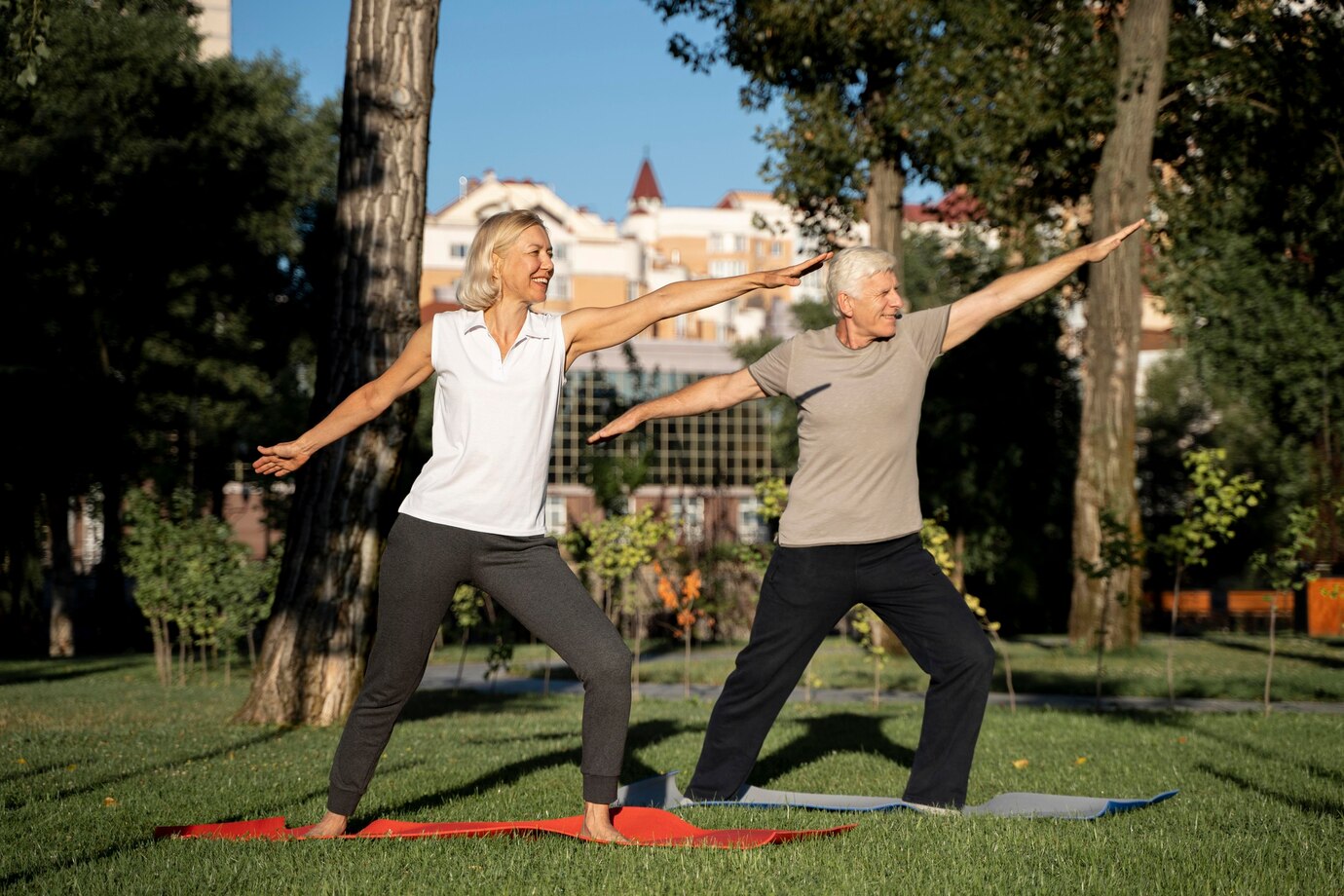 <p><img src="https://novosti-murmanskoy-oblasti.ru/uploads/posts/2025-02/1740739339_side-view-elder-couple-doing-yoga-outside_23-2148729826.jpg" alt="" /></p>

<p><em>Комплексный подход к лечению заболеваний суставов</em></p>

<p>Как снизить уровень мочевой кислоты и убрать боль в суставах? Помогут эти 7 простых способов.</p>
<p><br />1. Пейте больше воды. Чем больше вы пьёте чистой воды, тем эффективнее почки справляются с выведением мочевой кислоты. Важно в день выпивать 1,5&ndash;2 литра.<br />2. Внесите коррективы в свой рацион. Постарайтесь сократить количество продуктов, богатых пуринами &mdash; это красное мясо, субпродукты, жирная рыба и морепродукты.<br />3. Откажитесь от алкоголя.<br />4. Следите за весом. Лишний вес увеличивает нагрузку на суставы и ухудшает обмен веществ, что может привести к накоплению мочевой кислоты.<br />5. Не забывайте про физические нагрузки и спорт. Активность улучшит кровообращение и ускорит вывод продуктов обмена, включая мочевую кислоту.<br />6. Заботьтесь о здоровье почек и печени. Эти органы выводят токсины из организма, включая мочевую кислоту.<br />7. Не игнорируйте симптомы подагры. Если вы уже столкнулись с болями в суставах, особенно если они внезапные и резкие, обязательно обратитесь к врачу.</p>

<p>Ранее мы <a href="https://novosti-murmanskoy-oblasti.ru/49440-vse-zelenoe-inezhirnoe-9-produktov-dlya-zdorovya-sustavov-oni-izbavlyayut-otlishney-mochevoy-kisloty.html">рассказывали,</a> какие продукты способствуют здоровью суставов.</p>

<p><em>Айгуль Булатова</em></p>
<p><em>Фото: Freepik</em></p>

