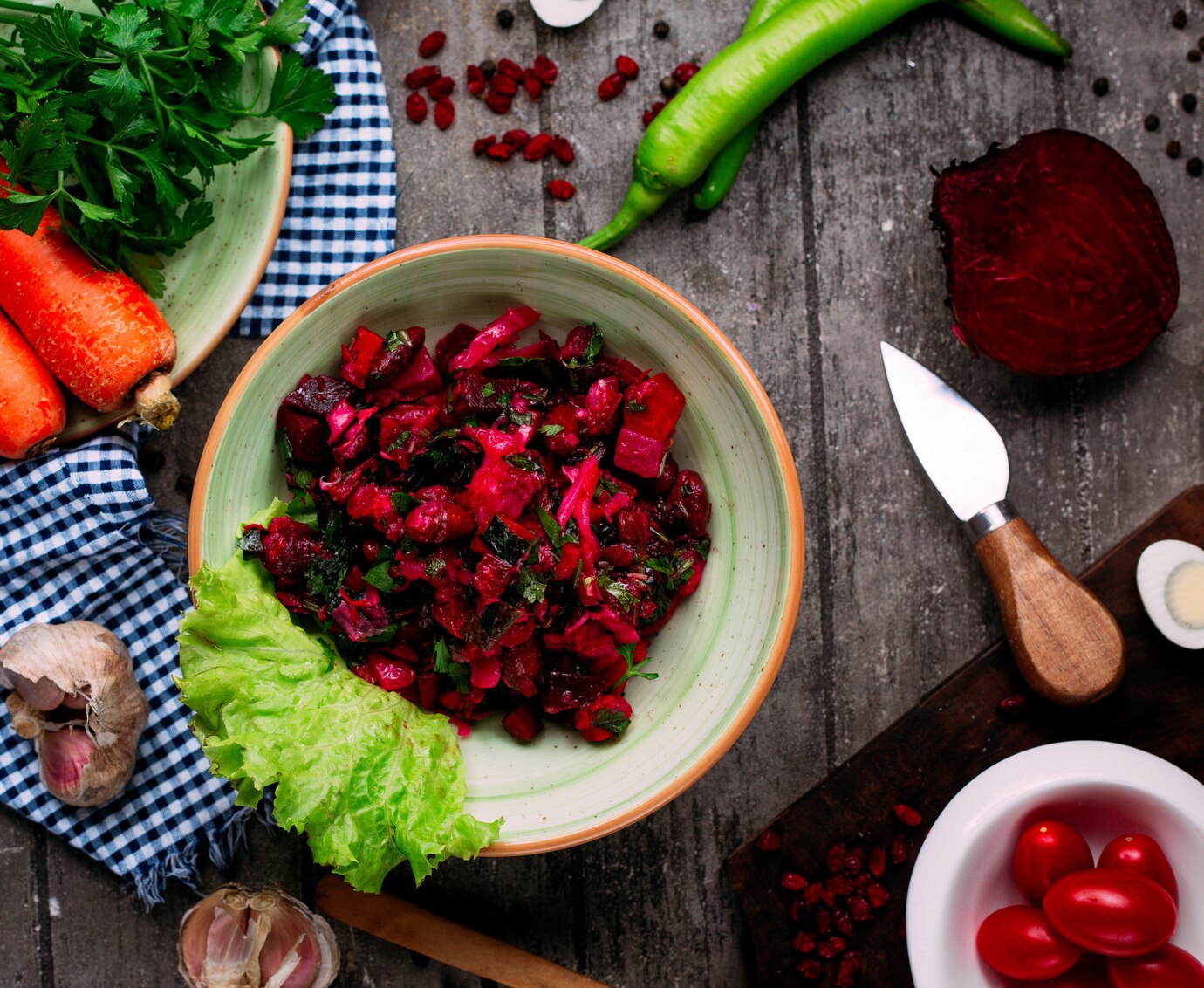 <p><img src="https://novosti-murmanskoy-oblasti.ru/uploads/posts/2025-03/1740985222_beetroot-salad-with-beets-beans-table_140725-9411.jpg" alt="" /></p>

<p><em>Быстрый способ варки свеклы на плите в целлофановом мешочке</em></p>

<p>Есть много вариантов приготовления свеклы &mdash; в духовке, микроволновке, отваривание на плите. Последний способ хозяйки не особо ратуют из-за долгого процесса приготовления. Однако, есть улучшенная версия, по которой свекла на плите получится вкусной и сварится за 25 минут.</p>
<p><br />Мытую свеклу чистим и делим на 4 части. Складываем куски в целлофановый мешочек, добавляем ложку сахара. Он нужен для того, чтобы свекла не потеряла при варке свой красивый бордовый цвет. Затем из пакета убираем воздух и крепко его завязываем.</p>
<p><br />Кладем свеклу в кастрюлю и заливаем кипящей водой из чайника. Через полчаса сливаем горячую воду и заливаем свеклу на 5 минут холодной водой.</p>
<p><br />Плюсы отваривания свеклы в пакете &mdash; экономия времени, отсутствие запаха на кухне, свекла получается вкуснее и слаще, сохраняет яркий цвет и не становится водянистой.</p>

<p>Ранее мы <a href="https://novosti-murmanskoy-oblasti.ru/49791-zamenila-odin-ingredient-vvinegrete-iprigotovila-dieticheskiy-variant-menshe-uglevodov-bolshe-belka.html">рассказывали,</a> как приготовить диетический винегрет, в котором больше белков и меньше углеводов. </p>

<p><em>Айгуль Булатова</em></p>
<p><em>Фото: Freepik</em></p>




