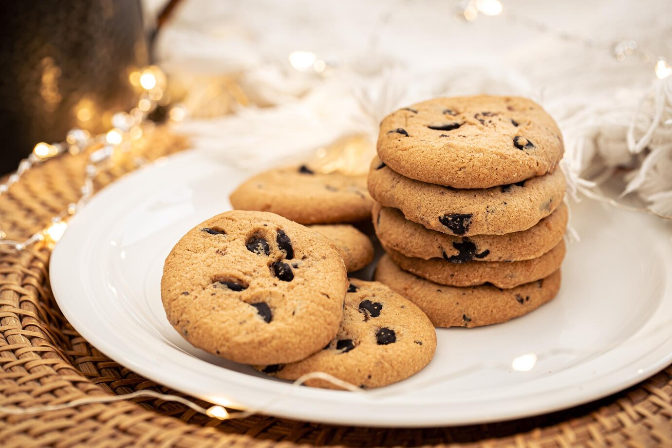 <p><img src="https://novosti-murmanskoy-oblasti.ru/uploads/posts/2025-03/1741019100_cookies-with-chocolate-chips-closeup-plate_169016-25339.jpg" alt="" /></p>

<p><em>Мягкое печенье на сливочном масле</em></p>
<p><br />Если вы хотите приучить детей к совместной готовке, то начните с этого рецепта. Яблочное печенье готовится просто и быстро. От этой деятельности подучат удовольствие все участники процесса. Готовка займет около получаса, после которого наступит долгожданный момент чаепития. Ингредиенты:</p>
<p><br />&bull; 2 яйца<br />&bull; 100 г сахара<br />&bull; 1 ч. л. ванильного сахара<br />&bull; щепотка соли<br />&bull; 100 г сливочного масла<br />&bull; 300-350 г муки<br />&bull; 1 пакетик разрыхлителя</p>
<p><br />Для начинки:<br />&bull; 2 средних яблока<br />&bull; 30 г изюма</p>

<p>Готовим тесто &mdash; соединяем яйца, сахар, ванильный сахар и соль. Взбиваем все венчиком. Далее добавляем растопленное сливочное масло.</p>

<p>Перемешиваем и всыпаем муку с разрыхлителем. Замешиваем тесто руками &mdash; получается мягкое и не липнущее к рукам тесто.</p>

<p>Далее готовим начинку &mdash; очищенные яблоки нарезаем мелкими кубиками. Туда же отправляем мытый изюм. Смешиваем тесто с начинкой.</p>
<p><br />Далее ложкой выкладываем на противень тесто с одинаковым интервалом. Немного прижимаем печенье ложкой. Выпекаем при 180 градусах примерно 20-25 мин.</p>
<p><br />Готовое печенье посыпаем сверху сахарной пудрой с небольшим количеством корицы.</p>

<p>Ранее мы <a href="https://novosti-murmanskoy-oblasti.ru/49702-limonnoe-pechene-recept-k8marta-napodarok-mame-otdetey-prosto-ivkusno.html">рассказывали</a>, как приготовить вместе с детьми простое лимонное печенье.</p>

<p><em>Айгуль Булатова</em></p>
<p><em>Фото: Freepik</em></p>


