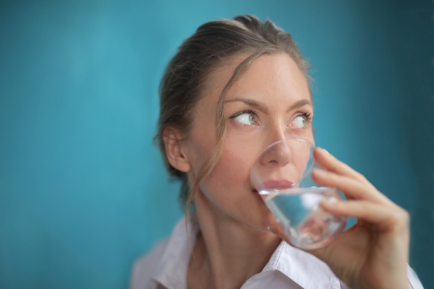 <p><img src="https://novosti-murmanskoy-oblasti.ru/uploads/posts/2025-03/1741020838_closeup-shot-pretty-female-drinking-water-blue_181624-33488.jpg" alt="" /></p>

<p><em>Сахарный диабет проявляется по-разному</em></p>
<p><br />Какие симптомы указывают на развитие сахарного диабета? Об этом рассказали на канале &laquo;Академия вкуса&raquo;. Автор выделил 5 самых ярких симптомов, которые сопровождают болезнь.</p>
<p><br />1.Жажда, от которой никак не уйти. Пьёте воду, компот, чай, но всё равно сушит? Организм пытается вывести лишний сахар через почки. А это требует много жидкости.</p>
<p><br />2. Бегаете в туалет чаще обычного. Особенно ночью. Если раньше спокойно спали до утра, а теперь не можете, обратите на это внимание.</p>
<p><br />3. Слабость, которая не проходит. Спали, отдыхали, но всё равно чувствуете себя разбитым. Это потому, что клетки не получают энергии &mdash; сахар застрял в крови.</p>
<p><br />4. Внезапная потеря веса или набор килограммов. Непонятные колебания веса без видимых причин. Это тоже может быть признаком.</p>
<p><br />5. Кожа. Сухость, зуд, странные высыпания? Высокий сахар нарушает кровообращение, и кожа реагирует одной из первых.</p>

<p>Ранее мы <a href="https://novosti-murmanskoy-oblasti.ru/49548-nepereuserdstvuyte-sdrobnym-pitaniem-5-sovetov-dlya-diabetikov-korrektirovka-pitaniya.html">рассказывали,</a> как в борьбе с диабетом не переусердствовать с дробным питанием. </p>

<p><em>Айгуль Булатова</em></p>
<p><em>Фото: Freepik</em></p>

