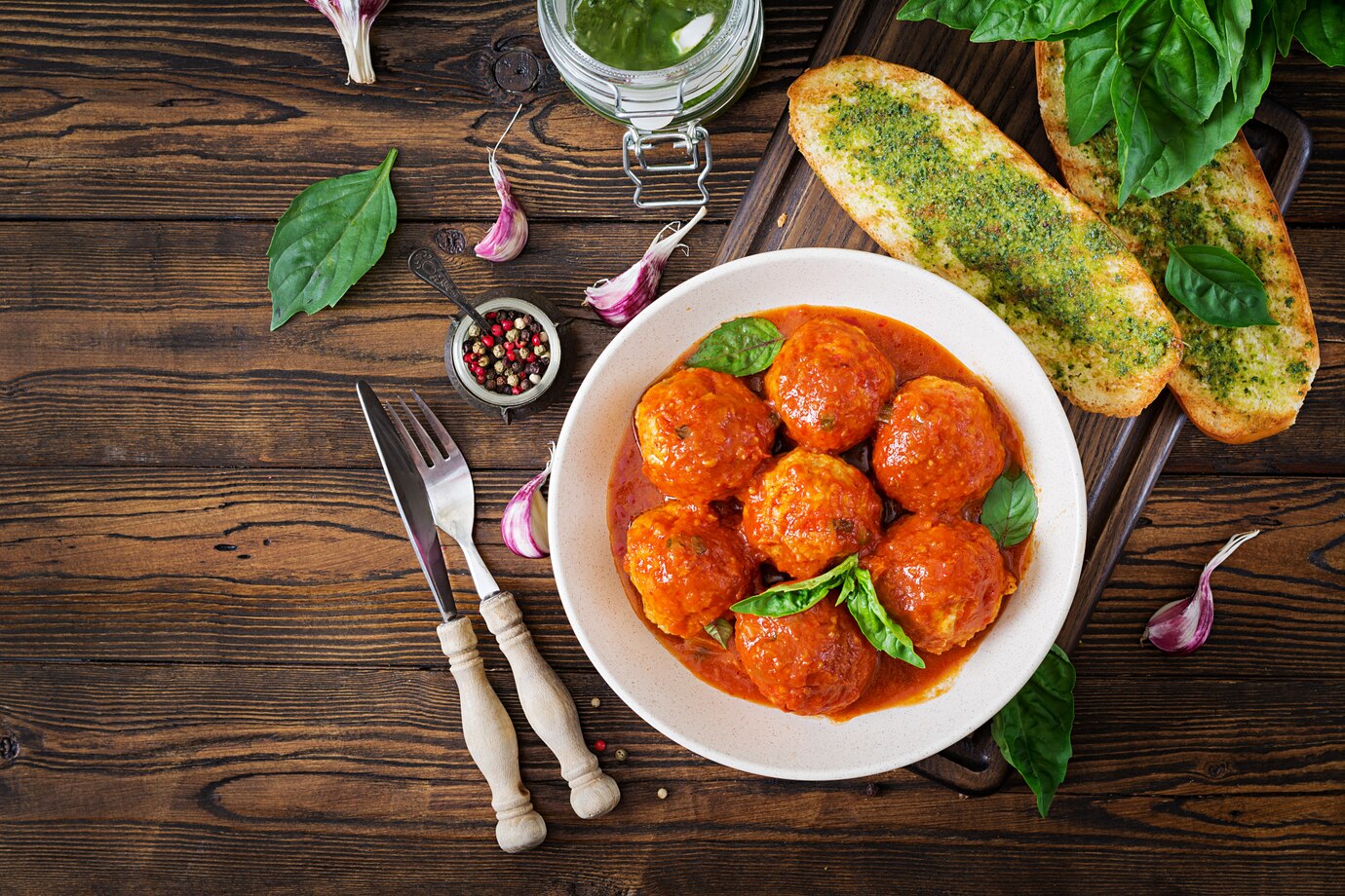 <p><img src="https://novosti-murmanskoy-oblasti.ru/uploads/posts/2025-03/1741068336_meatballs-tomato-sauce-toast-with-basil-pesto_2829-5791.jpg" alt="" /></p>

<p><em>Тефтели не распадутся, будут сочными и пышными</em></p>
<p><br />Что делать для того, чтобы тефтели не разваливались? Какие продукты добавлять в состав для клейкости? Обо всем этом поговорили на канале &laquo;В саду у Валентинки&raquo;. Автор блога раскрыла 3 секрета, благодаря которым у нее всегда получаются сочные и воздушные тефтели даже без добавления всяких &laquo;загустителей&raquo;.</p>
<p><br />Правило первое &mdash; фарш. При пропускании через мясорубку мяса не стоит использовать решетку с мелкими отверстиями. Фарш в таком случае будет растекаться, нужно сохранить более крупную фракцию. Также опытные кулинары не советуют долго вымешивать фарш, иначе он напитается кислородом и изделия растеряют вязкость. И о видах мяса &mdash; не нужно стараться готовить фарш из одной &laquo;мякоти&raquo;. В жилистом мясе есть те самые белки соединительной ткани, которые и дают вязкость, образуют гелевую структуру.</p>
<p><br />Правило второе &mdash; рис, мука и крахмал. Хозяйки привыкли добавлять яйца в фарш для тефтелей, но можно обойтись без них. Что касается риса, некоторые хозяйки добавляют его в фарш, не отваривая. Сырой рис прекрасно доходит до готовности и делится с тефтелями крахмалом.</p>
<p><br />Правило третье &mdash; охлаждение. Для связывания ингредиентов в тефтели надо добавлять воду. Она нужна белкам, они впитывают воду, набухают, фарш становится однородным, пышным, вязким. Но важно добавлять холодную воду или даже лед. И перед формированием изделий, фарш обязательно охлаждают в течение часа в холодильнике.</p>

<p>Ранее мы <a href="Тефтели не распадутся, будут сочными и пышными Что делать для того, чтобы тефтели не разваливались? Какие продукты добавлять в состав для клейкости? Обо всем этом поговорили на канале &laquo;В саду у Валентинки&raquo;. Автор блога раскрыла 3 секрета, благодаря которым у нее всегда получаются сочные и воздушные тефтели даже без добавления всяких &laquo;загустителей&raquo;. Правило первое &mdash; фарш. При пропускании через мясорубку мяса не стоит использовать решетку с мелкими отверстиями. Фарш в таком случае будет растекаться, нужно сохранить более крупную фракцию. Также опытные кулинары не советуют долго вымешивать фарш, иначе он напитается кислородом и изделия растеряют вязкость. И о видах мяса &mdash; не нужно стараться готовить фарш из одной &laquo;мякоти&raquo;. В жилистом мясе есть те самые белки соединительной ткани, которые и дают вязкость, образуют гелевую структуру. Правило второе &mdash; рис, мука и крахмал. Хозяйки привыкли добавлять яйца в фарш для тефтелей, но можно обойтись без них. Что касается риса, некоторые хозяйки добавляют его в фарш не отваривая. Сырой рис прекрасно доходит до готовности и делится с тефтелями крахмалом. Правило третье&mdash; охлаждение. Для связывания ингредиентов в тефтели надо добавлять воду. Она нужна белкам, они впитывают воду, набухают, фарш становится однородным, пышным, вязким. Но важно добавлять холодную воду или даже лед. И перед формированием изделий, фарш обязательно охлаждают в течение часа.">рассказывали, </a>как приготовить котлеты, в которых молоко и хлеб заменили на кефир и манку. </p>

<p><em>Айгуль Булатова</em></p>
<p><em>Фото: Freepik</em></p>

