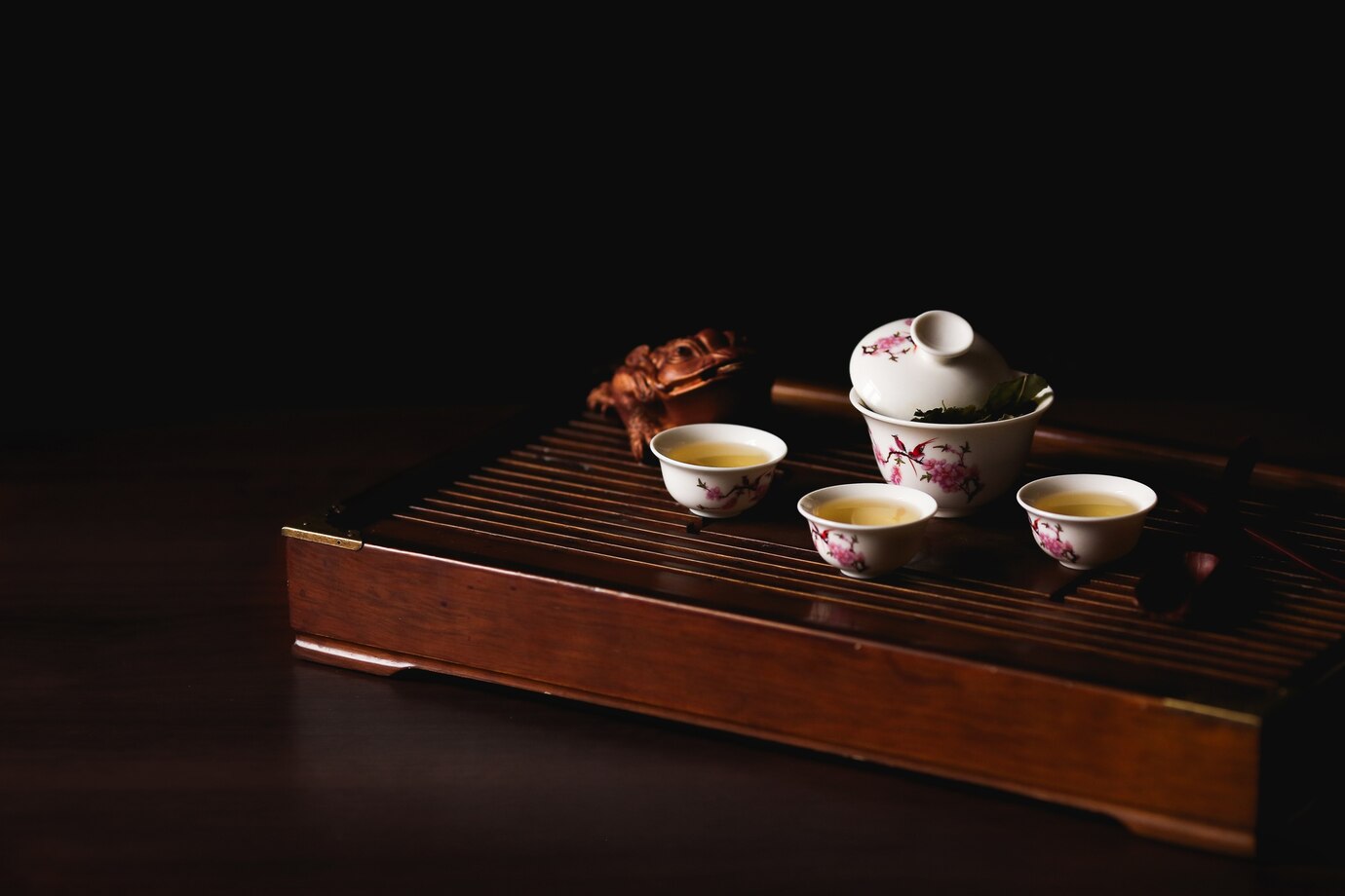 <p><img src="https://novosti-murmanskoy-oblasti.ru/uploads/posts/2025-03/1741103250_chinese-tea-set-tea-desk-chaban-black-background-chinese-tea-ceremony_8353-6720.jpg" alt="" /></p>

<p><em>Эти 5 продуктов китайцы едят веками</em></p>

<p>В чем секрет долголетия китайцев? Какие продукты дарят им молодость? На эту тему поговорили на канале &laquo;Вкусные перемены&raquo;. По мнению автора блога, именно эти 5 продуктов лежат в основе молодости жителей Поднебесной.</p>
<p><br /> 1. Зелёный чай. С каждым глотком вы дарите своему телу эликсир молодости. В этом напитке есть особые вещества &mdash; катехины, настоящие хранители вашей красоты и здоровья.</p>
<p><br />2. Годжи ягоды. Они являются источником витамина С, железа и антиоксидантов, которые стоят на страже вашего иммунитета.</p>
<p><br />3. Морские водоросли. Они богаты йодом, который поддерживает щитовидную железу, и кальцием, укрепляющим кости. А ещё &mdash; это натуральный детокс: водоросли выводят тяжёлые металлы и токсины.</p>
<p><br />4. Чёрный кунжут. В нём в разы больше кальция, чем в белом, а ещё &mdash; железо, магний и медь. Китайские женщины едят его для укрепления волос, ногтей и кожи. А ещё он помогает справляться со стрессом.</p>
<p><br />5. Красный женьшень. В Китае его называют &laquo;королём трав&raquo;. Местные жители с любовью добавляют его в горячий чай, супы и десерты.</p>

<p>Ранее мы <a href="https://novosti-murmanskoy-oblasti.ru/49285-vnih-bolshe-vsego-kollagena-5-produktov-kotorye-pomogut-prodlit-molodost-ukrepyat-hryaschi-kosti-isustavy.html">рассказывали</a>, в каких продуктах больше всего коллагена. </p>

<p><em>Айгуль Булатова</em></p>
<p><em>Фото: Freepik</em></p>


