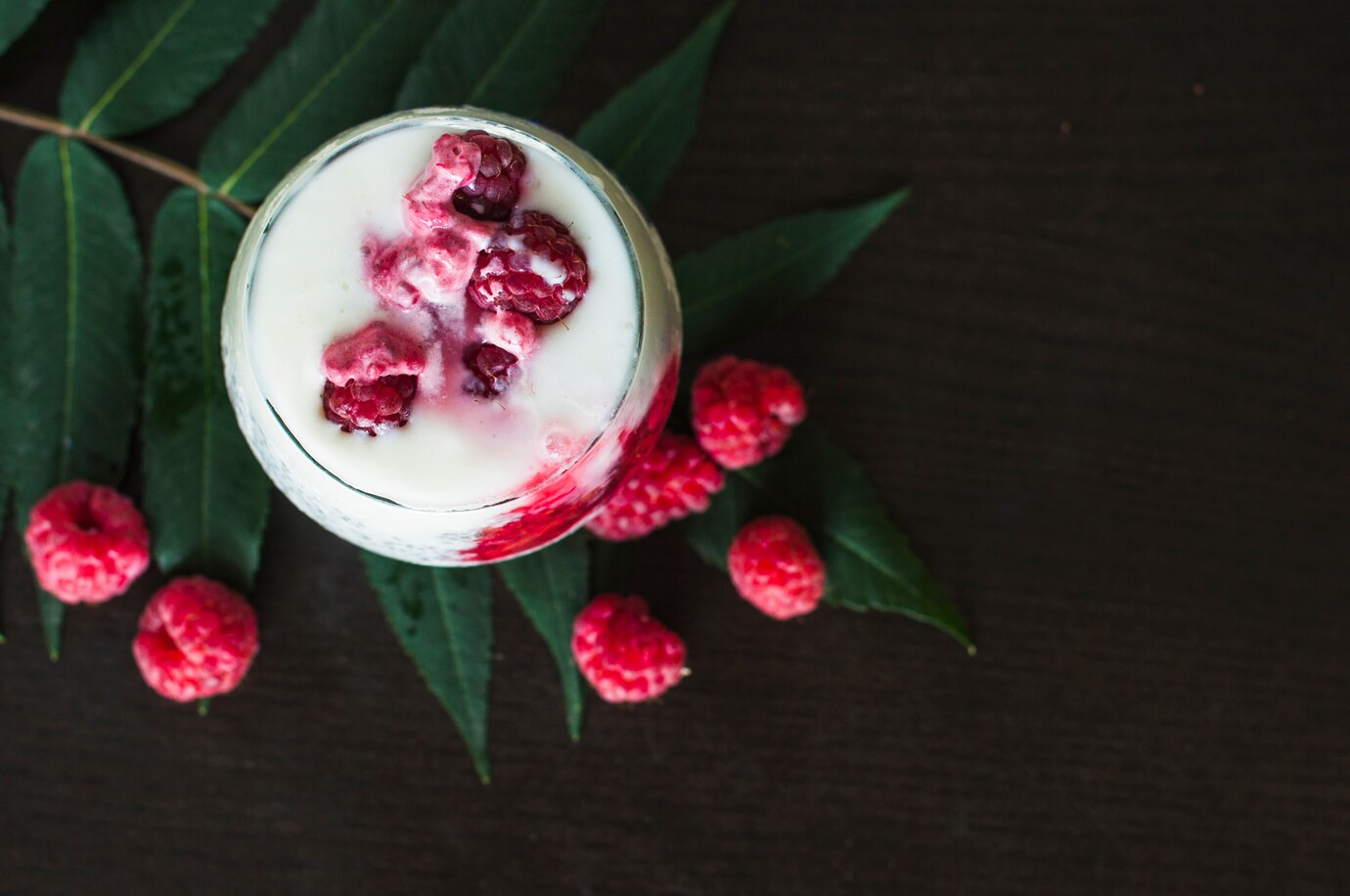 <p><img src="https://novosti-murmanskoy-oblasti.ru/uploads/posts/2025-03/1741146155_overhead-view-yogurt-smoothie-with-raspberries-leaves-against-black-background_23-2147915992.jpg" alt="" /></p>

<p><em>Ароматный ягодный мусс</em></p>
<p><br />После зимы остаются прошлые запасы. Для того, чтобы разгрузить морозильники хозяйки придумывают все новые способы применения замороженных ягод &mdash; кто-то печет пироги, кто-то делает варенье. В этом рецепте будем готовить клубничный мусс. Подобное лакомство можно приготовить также из вишни, смородины, малины &mdash; всего того, что осталось с прошлого лета. Ингредиенты:</p>
<p><br />&bull; замороженные ягоды &mdash; 200 г<br />&bull; сахар &mdash; 1-2 ст. л.<br />&bull; желатин &mdash; пакетик<br />&bull; вода &mdash; 3 ст. л.</p>

<p>Ягоды не размораживая кладем в сотейник и ставим на плиту &mdash; варим на медленном огне. Как только ягоды немного подтают кладем сахар и варим ещё 5 минут.</p>
<p><br />Следующий этап &mdash; с помощью блендера измельчаем ягоды в пюре. Соединяем его с разбавленным водой желатином и взбиваем смесь. Прямо на глазах масса начнет остывать и загустевать.</p>

<p>Полученный мусс затем разливаем по формочкам и отправляем в холодильник.</p>

<p>Ранее мы <a href="https://novosti-murmanskoy-oblasti.ru/49273-pirog-soslivami-bystraya-vypechka-zapolchasa-poluchitsya-ispech-kazhdomu.html">рассказывали</a>, как приготовить вкуснейший сливовый пирог. </p>

<p><em>Айгуль Булатова</em></p>
<p><em>Фото: Freepik</em></p>

