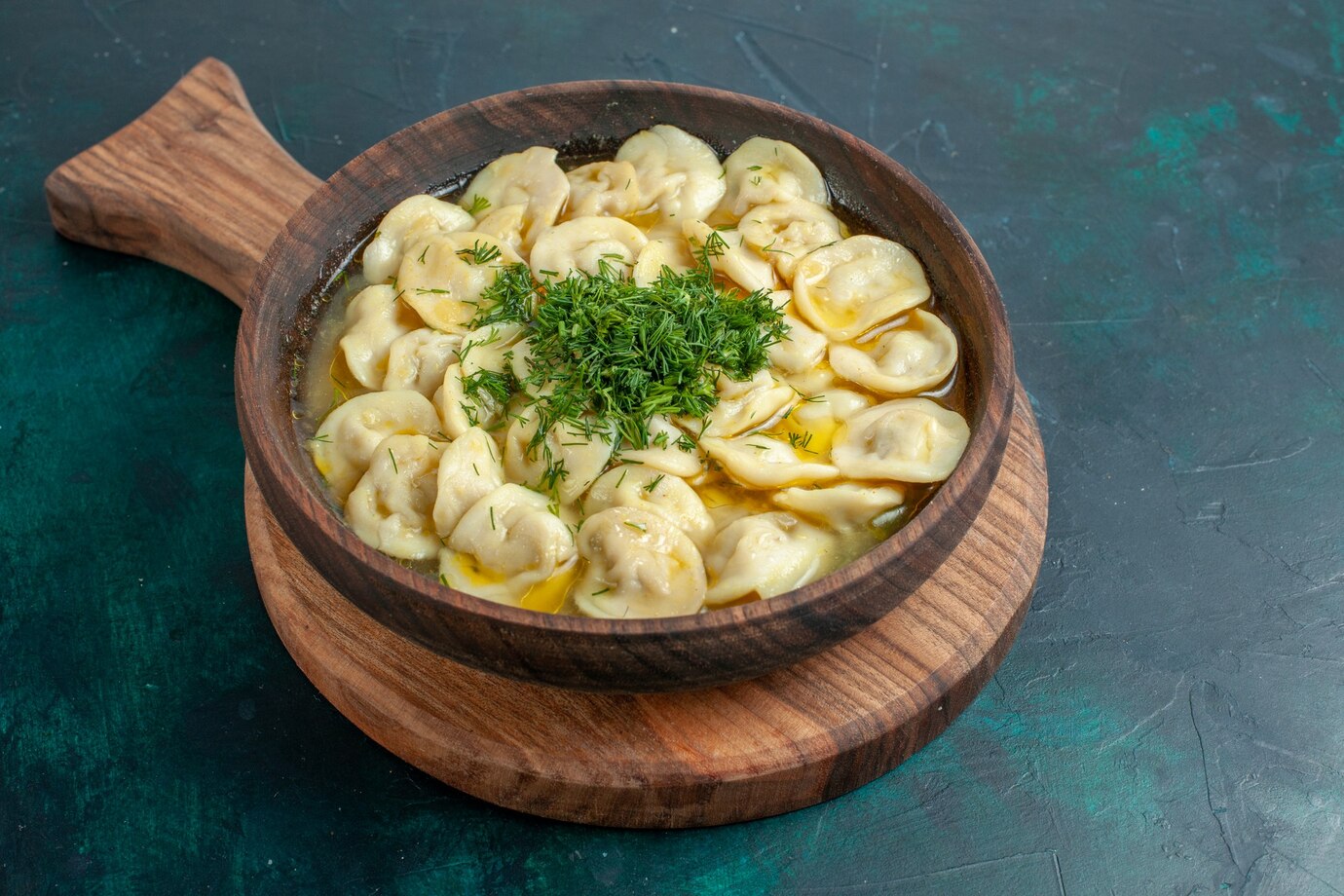 <p><img src="https://novosti-murmanskoy-oblasti.ru/uploads/posts/2025-03/1741147555_front-view-delicious-dumpling-soup-with-greens-green-surface_140725-31175.jpg" alt="" /></p>

<p><em>Эту еду готовить легко, а есть &mdash; приятно</em></p>

<p>На канале &laquo;Путешествия, туризм, наука&raquo; представили подборку 5 популярных в Советском Союзе блюд. По мнению автора, они всегда выручат, если перед вами стоит дилемма, что приготовить поесть.</p>
<p><br />1.Тушёнка с макаронами, картошкой, рисом или гречкой. В СССР тушёнка была популярной. Банки с тушёнкой брали с собой и на дачу, и в поход, а иногда даже в отпуск. Так что, если вы давно не готовили что-нибудь с тушенкой, настало время.<br />2.Закуски с плавленым сыром. Можно смешать сливочный сыр с варёными яйцами, помидорами и перцем, обжарить кусочки хлеба на сковороде и подать всё к столу. Простая и аппетитная намазка готова.<br />3.Жареная картошка. В Союзе это блюдо было постоянным на столах советских людей. Да, и вообще, картофель занимал центральное место на столах.<br />4.Яичница с сосисками или колбасой. До сих пор это блюдо не теряет актуальности. Правда, не особо популярно среди приверженцев здорового питания. Но если добавить зелени и овощей, можно найти баланс.</p>
<p>5. Пельмени с уксусом. Раньше на полках магазинов не так много было всяких соусов и паст, поэтому универсальным считался уксус. Им слегка приправляли пельмени, наливали в тарелку и ели.</p>

<p>Ранее мы <a href="https://novosti-murmanskoy-oblasti.ru/45479-tak-pelmeni-eli-v-sssr-otkuda-poshla-tradiciya-est-pelmeni-s-uksusom-rasskazyvayu-istoriyu-i-delyus-receptom-sousa.html">рассказывали </a>о том, откуда пошла советская традиция есть пельмени с уксусом.</p>

<p><em>Айгуль Булатова</em></p>
<p><em>Фото: Freepik</em></p>
