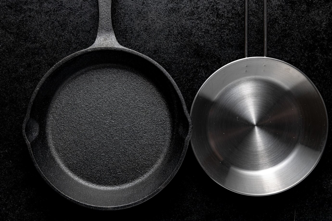 <p><img src="https://novosti-murmanskoy-oblasti.ru/uploads/posts/2025-03/1741148242_overhead-shot-two-metal-frying-pans-black-background_181624-19727.jpg" alt="" /></p>

<p><em>Для очистки сковороды используют горчицу, соду и таблетки для посудомоечной машины</em></p>
<p><br />Ирина Полянская поделилась личным опытом в деле очищения посуды с антипригарным покрытием. Для того, чтоб не повредить поверхность нельзя использовать абразивные средства. Поэтому применяются только щадящие, мягкие методы.</p>
<p><br />Первый способ &mdash; кипячение. Ставим сковороду на плиту и наливаем в нее воду. Как только вода начнет кипеть, добавляем 3 столовые ложки кальцинированной соды. Затем добавляем второй компонент &mdash; силикатный или канцелярский клей. Его нужно добавлять осторожно и тщательно перемешивать. Нужно кипятить не менее часа. Сковорода очищается отлично, защитное покрытие при этом не повреждается.</p>

<p>Второй способ тоже связан с кипячением. Потребуется большая кастрюля, в которую нужно налить 5 литров горячей воды. Затем добавьте одну таблетку для посудомоечной машины и 5 столовых ложек горчицы. Погрузите сковороду в приготовленный раствор и долейте воды, чтобы она полностью покрыла поверхность сковороды. Поставьте кастрюлю на огонь, доведите до кипения и держите так в течение 30&ndash;40 минут.</p>

<p>Ранее мы <a href="https://novosti-murmanskoy-oblasti.ru/49817-posovetu-izstarogo-zhurnala-ochistil-skovorodu-otnagara-ikopoti-dal-vtoroy-shans-posude-sovetskih-vremen.html">рассказывали</a>, как очистить от нагара и копоти старые советские сковородки.</p>

<p><em>Айгуль Булатова</em></p>
<p><em>Фото: Freepik</em></p>

