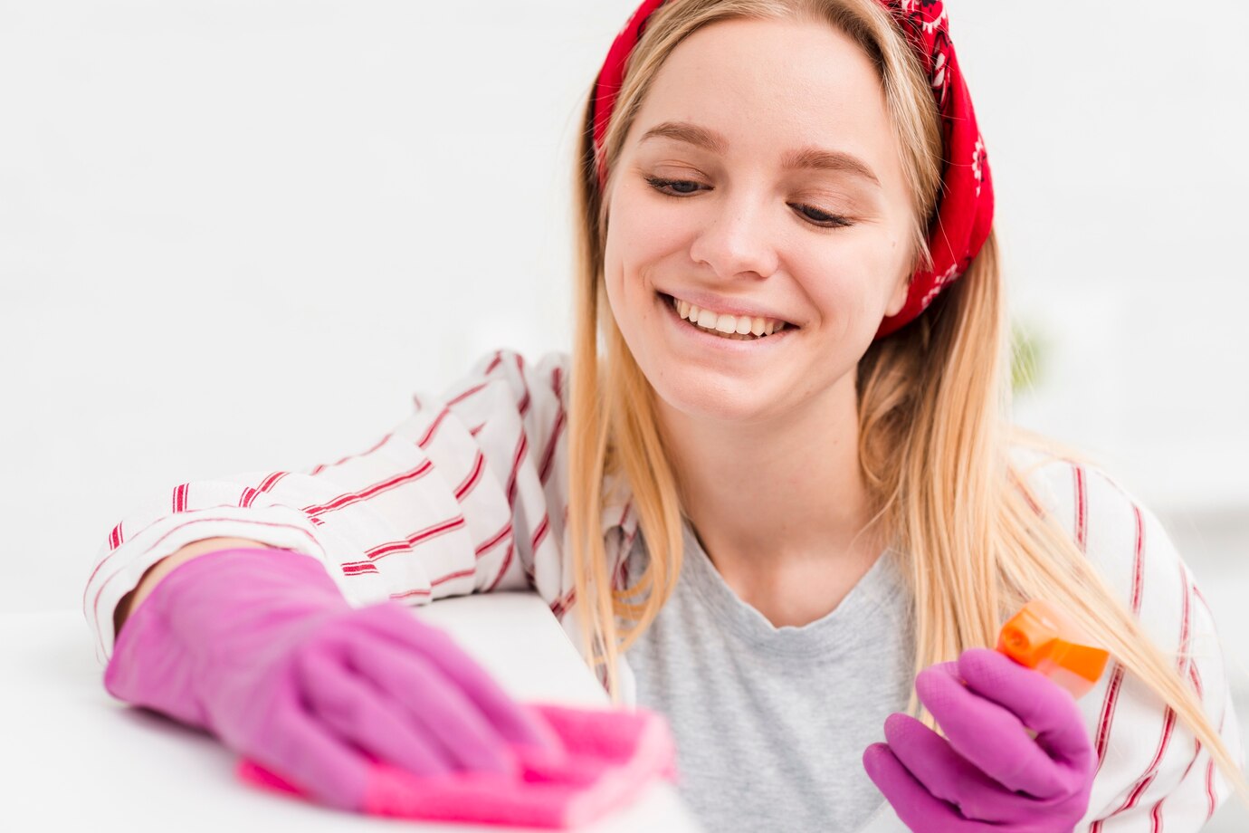 <p><img src="https://novosti-murmanskoy-oblasti.ru/uploads/posts/2025-03/1741158239_high-angle-young-woman-cleaning_23-2148394866.jpg" alt="" /></p>

<p><em>Хитрости умных хозяек</em></p>

<p>Очередную порцию лайфхаков выдали на канале TECHNOTION. Автор блога собрала несколько гениальных бытовых советов.</p>
<p><br />1.Чтобы отмыть губку от теста или жира, просто замочите её в солевом растворе на ночь. Соль помогает размягчить и вымыть загрязнения.<br />2. Замочите белые вещи в растворе воды и перекиси водорода, чтобы отбелить их. Просто смешайте воду и перекись водорода в пропорции 1:1, замочите вещи на несколько часов или на ночь, а затем постирайте их привычным способом.<br />3. Чтобы упаковать обувь в чемодан, оберните её в бахилы. Вместо того чтобы использовать кучу отдельных пакетов для каждой пары, просто заверните обувь в бахилы.<br />4. Отбелить пожелтевшие розетки и выключатели поможет димексид. Это прекрасное средство, которое поможет отбелить пластиковые поверхности и вернуть им прежний вид.<br />5. Смажьте неиспользованную половинку лука растительным маслом, чтобы он не испортился.<br />6. Натрите кожурой банана кожаные изделия, чтобы они стали мягче и привлекательнее. Кожура банана содержит естественные масла, которые делают кожу мягче и придают ей блеск.<br />7. Положите лавровые листья на батарею, это поможет избавится от бессонницы. Лавровые листья содержат ароматические масла, которые могут помочь расслабиться и успокоить нервную систему.</p>

<p>Ранее мы <a href="https://novosti-murmanskoy-oblasti.ru/44478-otfedorinogo-gorya-eti-prostye-produkty-zamenyat-moyuschee-sredstvo-posuda-zablestit.html">рассказывали</a>, как обычная лимонная кислота поможет при мытье посуды. </p>

<p><em>Айгуль Булатова</em></p>
<p><em>Фото: Freepik</em></p>


