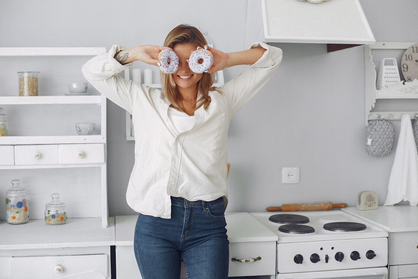 <p><img src="https://novosti-murmanskoy-oblasti.ru/uploads/posts/2025-03/1741169679_beautiful-woman-standing-kitchen-with-donut_1157-27974.jpg" alt="" /></p>

<p><em>4 хитрости смекалистых хозяек</em></p>

<p>Очередная порция лайфхаков от автора канала TECHNOTION. Зачем прибегать к каким-то инновациям, если есть проверенные старые средства&hellip;</p>
<p><br />1.Рис и макароны во время варки не будут слипаться, если в воду налить немного растительного масла.<br />2. Яйцо в микроволновке. Точнее пашот, готовят так &mdash; в емкость с подсоленной водой разбиваем яйцо и ставим в микроволновку на максимальную мощность примерно на 2 минуты.<br />3.Пакет из-под молока вместо разделочной доски. Разрежьте пластик так, чтобы получилась некая импровизированная одноразовая разделочная доска, которую после использования можно выбросить.<br />4. Как избавиться от накипи в чайнике? Для того чтобы очистить нагревательный элемент электрочайника от накипи нам понадобится обычный столовый уксус. Смешиваем его с водой в пропорции 1:1, и заполняем готовым раствором весь объем чайника и кипятим.</p>

<p>Ранее мы <a href="https://novosti-murmanskoy-oblasti.ru/49875-esche-odin-layfhak-poprigotovleniyu-svekly-naplite-vkastryule-smalenkim-nyuansom-budet-gotova-za25-minut.html">рассказывали,</a> какой лайфхак применяют хозяйки для быстрого приготовления свеклы. </p>

<p><em>Айгуль Булатова</em></p>
<p><em>Фото: Freepik</em></p>


