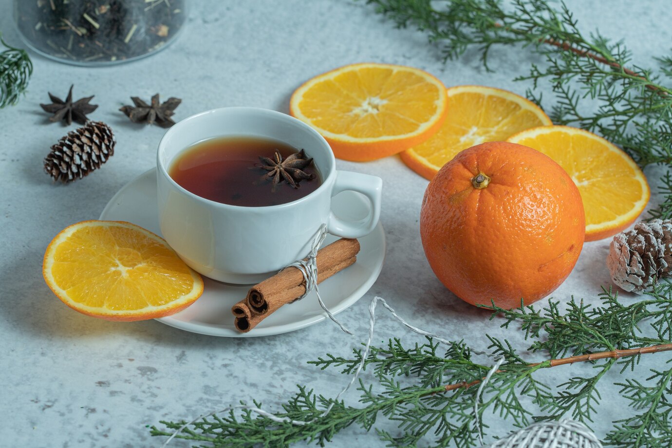 <p><img src="https://novosti-murmanskoy-oblasti.ru/uploads/posts/2025-03/1741181047_fresh-fragrant-tea-with-organic-orange-christmas-table_114579-65031.jpg" alt="" /></p>

<p><em>Какая польза от заварки с мандариновой коркой?</em></p>

<p>Чай заваривают с чем угодно, даже с мандариновыми корками. В Китае добавляют в чай и блюда ченпи &mdash; высушенную особым образом кожуру цитрусовых.</p>

<p>Витамина С в кожице действительно больше, чем в мякоти. Некоторые диетологи считают, что такой чай замедляет старение клеток. При термической обработке пользы остается меньше. Но есть щадящие способы заваривания чая.</p>

<p>По результатам лабораторных анализов больше всего полифенолов, защищающих сосуды и замедляющих старение, оказалось у напитков с сушёной кожурой. А вот витамин С под действием высокой температуры полностью разрушается.</p>
<p><br />Таким образом, вряд ли можно назвать целебным мандариновый напиток. Пожалуй, он приносит всё-таки больше удовольствия, чем пользы.</p>

<p>Ранее мы <a href="https://novosti-murmanskoy-oblasti.ru/48597-vetom-napitke-vitamina-sbolshe-chem-vlimone-chay-izetih-yagod-dolzhen-byt-navashem-stole-dlya-tonusa-ienergii.html">рассказывали</a>, что в чае из шиповника витамина С больше, чем в лмионе.</p>

<p><em>Айгуль Булатова</em></p>
<p><em>Фото: Freepik</em></p>


