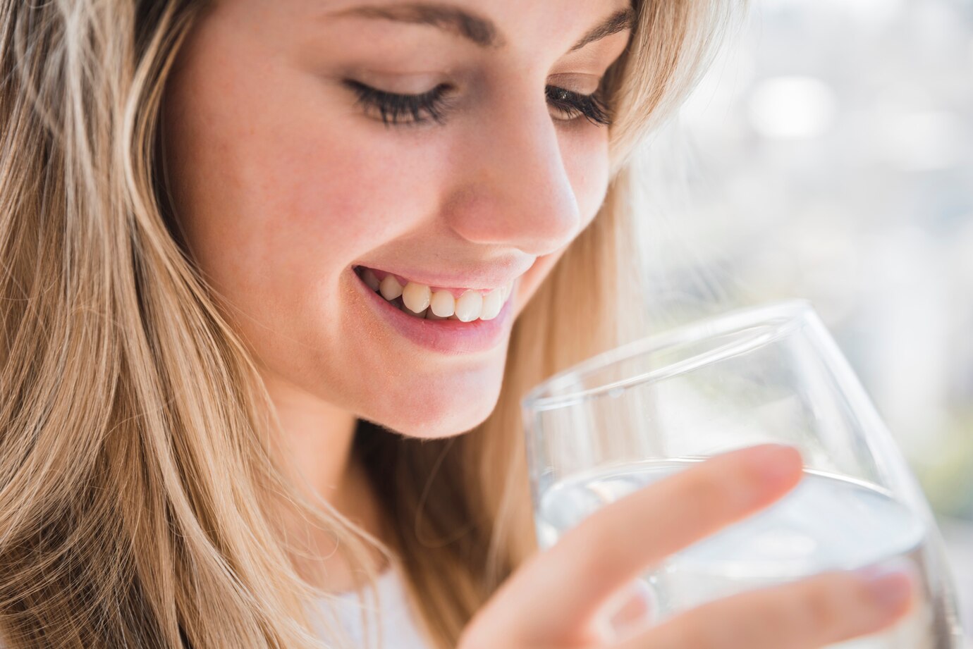 <p><img src="https://novosti-murmanskoy-oblasti.ru/uploads/posts/2025-03/1741195343_healthy-girl-holding-glass-water_23-2148113492.jpg" alt="" /></p>

<p><em>Для здоровья важно пить простую чистую воду</em></p>

<p>Вода очень влияет на работу кишечника. Она является одним из важнейших факторов наряду с физической активностью и здоровым питанием.</p>
<p><br />И если с активностью и питанием более-менее ясно, то как влияет вода на организм. Правильный водный баланс укрепит здоровье.</p>

<p>Стоит знать, что обезвоживание &mdash; это ключевой фактор болезней кишечника. Прежде всего, это приводит к запорам и болям.</p>

<p>А, если вы выпиваете много кофе и чая, то, учтите, что они действуют как диуретики, при этом забирают в организме воду и массу полезных веществ.</p>

<p>Специалисты отмечают, что в день надо выпивать 6-8 стаканов воды в день.</p>

<p>Ранее мы <a href="https://novosti-murmanskoy-oblasti.ru/49959-nakletochnom-urovne-rabota-mitohondriy-kak-zastavit-ihvyrabatyvat-bolshe-energii.html">рассказывали,</a> как вода работает на клеточном уровне. </p>

<p><em>Айгуль Булатова</em></p>
<p><em>Фото: Freepik</em></p>

