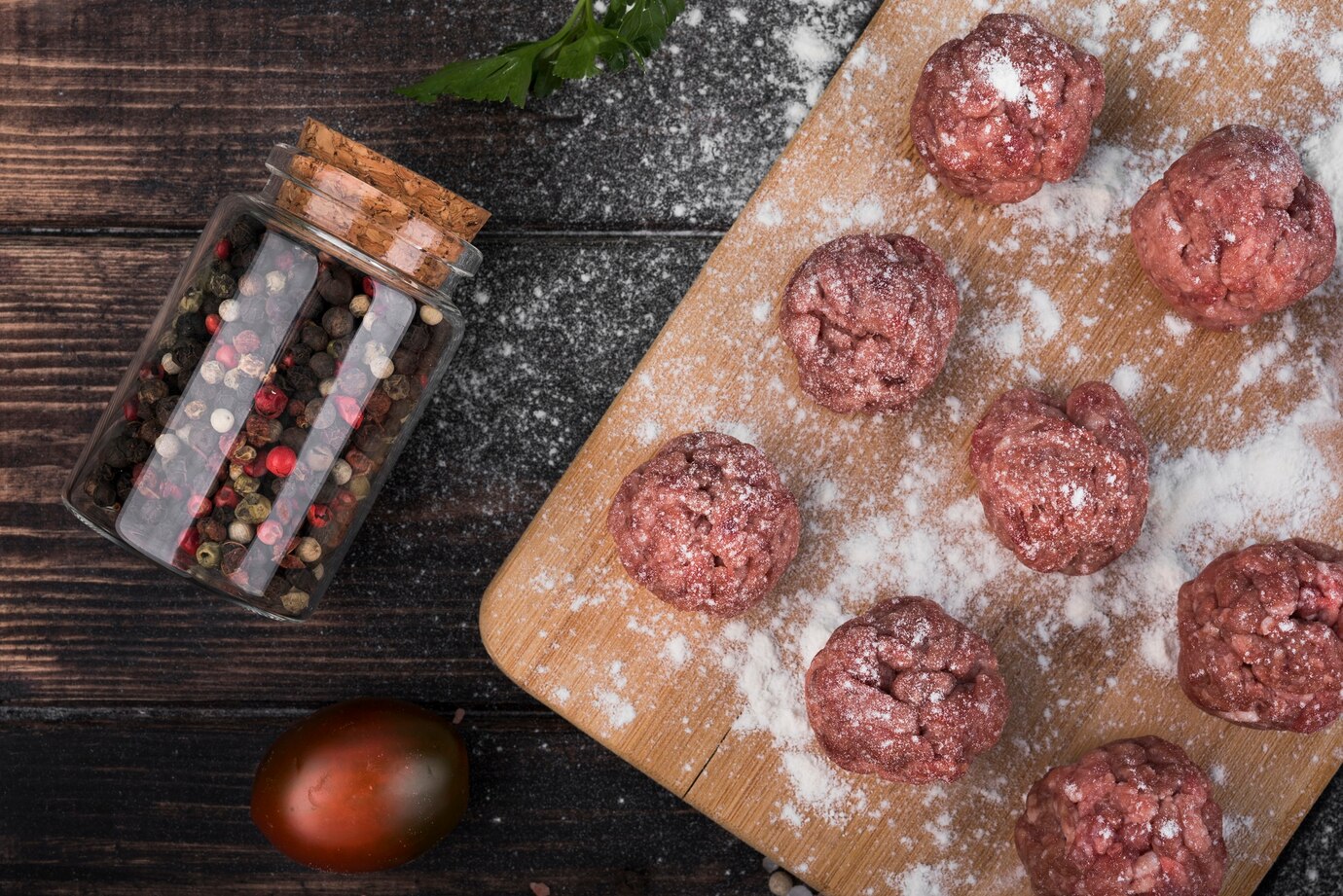 <p><img src="https://novosti-murmanskoy-oblasti.ru/uploads/posts/2025-03/1741240202_flat-lay-meatballs-wooden-board-with-pepper_23-2148440884.jpg" alt="" /></p>

<p><em>Сметанный соус готовят с добавлением муки</em></p>
<p><br />Ёжики в сметанном соусе &mdash; это вкусное и сытное блюдо, которое любят как взрослые, так и дети. Эти мясные фрикадельки, смешанные с рисом и запеченные в нежном сметанном соусе, идеально подходят для семейного ужина. Ингредиенты:</p>
<p><br />&bull; 500 г мясного фарша<br />&bull; 100 г риса<br />&bull; 1 луковица<br />&bull; 1 морковь<br />&bull; 1 яйцо<br />&bull; 2 зубчика чеснока<br />&bull; Соль и перец по вкусу</p>
<p><br />Для сметанного соуса:<br />&bull; 200 г сметаны<br />&bull; 1 стакан мясного бульона или воды<br />&bull; 1 ст. л. муки<br />&bull; 1 ст. л. сливочного масла<br />&bull; Соль и перец по вкусу<br />&bull; Свежая зелень для украшения </p>

<p>Для приготовления смеси соедините мясной фарш, отваренный рис, измельчённые овощи, яйцо. Добавьте соль и перец по вкусу. Сформируйте из фарша небольшие шарики размером с грецкий орех.</p>
<p><br />Затем подготовленные изделия надо обжарить на сковороде до золотистой корочки. После этого ежики надо переложить в форму для запекания.</p>
<p><br />Готовим соус &mdash; смешайте растопленное сливочное масло с мукой. Варите в течение минуты на плите. Добавьте сметану и бульон. Доведите соус до кипения, затем убавьте огонь и готовьте ещё 2-3 минуты до загустения.</p>
<p><br />Залейте ёжики приготовленным сметанным соусом и отправьте в духовку на 30 минут.</p>

<p>Ранее мы <a href="https://novosti-murmanskoy-oblasti.ru/49981-idealnye-kotlety-izneidealnogo-myasa-3-soveta-poprigotovleniyu-tak-delayut-mastera-svoego-dela.html">рассказывали,</a> как приготовить вкусные котлеты из жилистого мяса.</p>

<p><em>Айгуль Булатова</em></p>
<p><em>Фото: Freepik</em></p>

