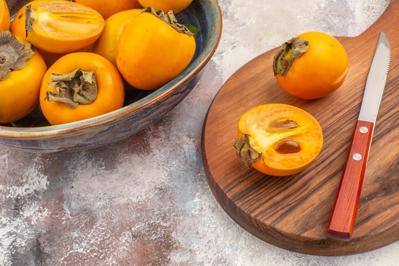 <p><img src="https://novosti-murmanskoy-oblasti.ru/uploads/posts/2025-03/1741243391_front-view-delicious-persimmons-bowl-persimmon-knife-cutting-board-nude_140725-105645.jpg" alt="" /></p>

<p><em>Магний спасет от депрессии и преждевременного старения</em></p>
<p><br />На портале &laquo;Едим дома&raquo; рассказали в каких продуктах больше всего магния. Этот элемент влияет на весь организм &mdash; от минерала зависит работа дыхательной, нервной, сердечно-сосудистой и пищеварительной систем.</p>
<p><br />Дефицит магния может привести к бессоннице, депрессии и постоянному желанию есть сладкое.</p>
<p><br />Во избежание подобных расстройств важно есть богатые магнием продукты. Этот элемент содержится в листовых овощах и бобовых, а также в морской капусте, хурме, черносливе, финиках, авокадо, бананах и орехах.</p>
<p><br />Для того, чтобы не провоцировать заболевания, важно избегать стресса и усиленных физических нагрузок.</p>
<p><br />Кроме того, диетологи отмечают, что от магния зависит и женская красота. Если в организме его достаточно, то меньше образуются морщины, улучшается цвет лица и не набирается лишний вес.</p>

<p>Ранее мы <a href="https://novosti-murmanskoy-oblasti.ru/49958-kitayskie-sekrety-dolgoletiya-5-produktov-dlya-prodleniya-molodosti-prirodnye-antioksidanty-iantidepressanty.html">рассказывали</a>, какие природные антидепрессанты популярны у китайцев.</p>

<p><em>Айгуль Булатова</em></p>
<p><em>Фото: Freepik</em></p>


