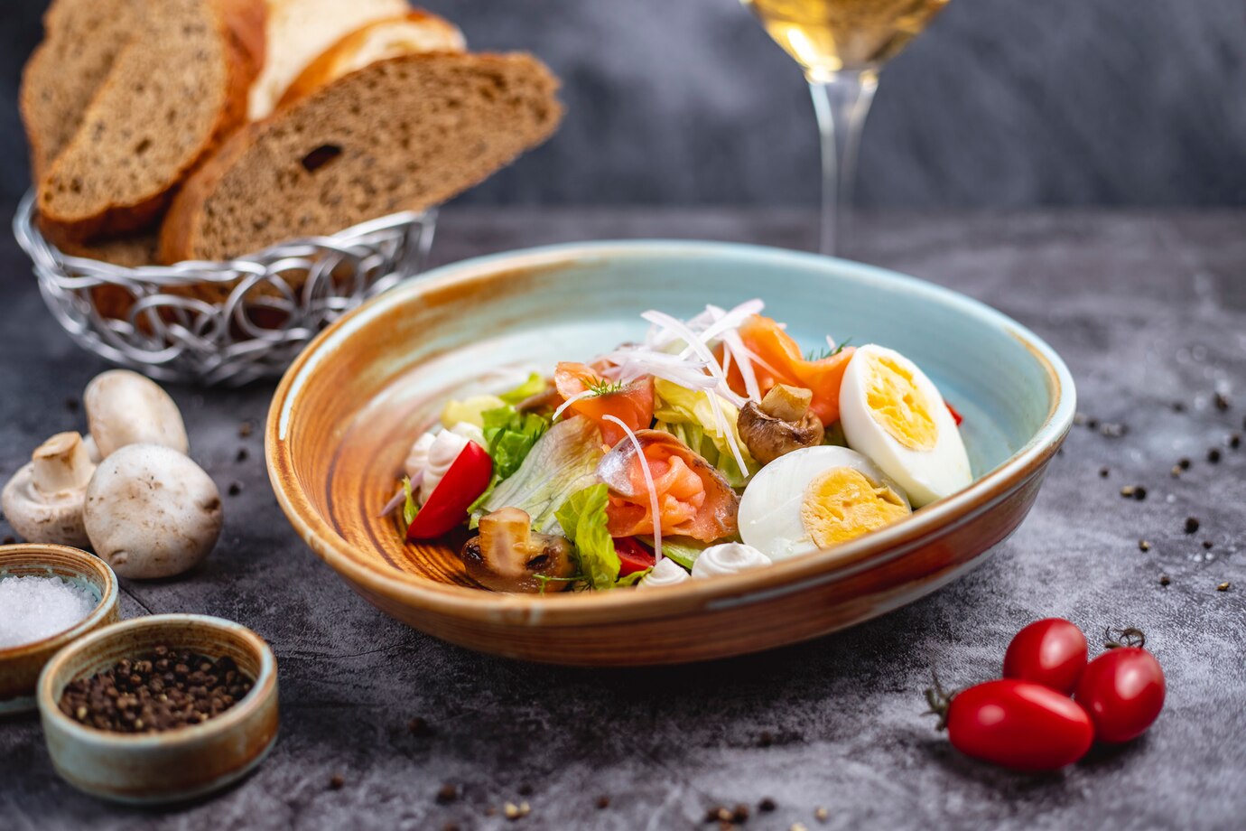 <p><img src="https://novosti-murmanskoy-oblasti.ru/uploads/posts/2025-03/1741250598_smoked-salmon-salad-with-boiled-egg-tomato-lettuce-mushroom-onion_141793-1958.jpg" alt="" /></p>

<p><em>Быстрый и вкусный салат</em></p>
<p><br />Этот рецепт актуален в преддверии 8 Марта. Он подойдет тем женщинам, которые не хотят тратить много времени на готовку и мужчинам, которые хотят сделать сюрприз своим любимым. Салат &laquo;Валентина&raquo; готовится просто &mdash; для его приготовления надо отварить только яйца, все остальное &mdash; уже готовые продукты. Ингредиенты:</p>
<p><br />&bull; 2 яйца<br />&bull; 1 помидор<br />&bull; 50 г сыра<br />&bull; 50 г копчёной курицы<br />&bull; майонез<br />&bull; 2 ст. л. сока лимона<br />&bull; пучок зелени<br />&bull; соль &mdash; по вкусу</p>
<p><br />Отваренные яйца мелко нарезаем. Готовую копченую курицу разбираем на волокна. Помидоры и зелень нарезаем, сыр натираем на терке.</p>
<p><br />Затем приступаем к сборке салата &mdash; смешиваем все наши ингредиенты &mdash; курицу, сыр, яйца. Сбрызгиваем лимонным соком, солим, заправляем майонезом.</p>

<p>Для украшения используем помидоры и зелень.</p>

<p>Ранее мы <a href="https://novosti-murmanskoy-oblasti.ru/49985-sytnyy-salat-spechenyu-vsostave-ovoschi-iyayca-pobaluyte-sebya-iblizkih.html">рассказывали</a>, как приготовить сытный салат из печени и овощей.</p>

<p><em>Айгуль Булатова</em></p>
<p><em>Фото: Freepik</em></p>

