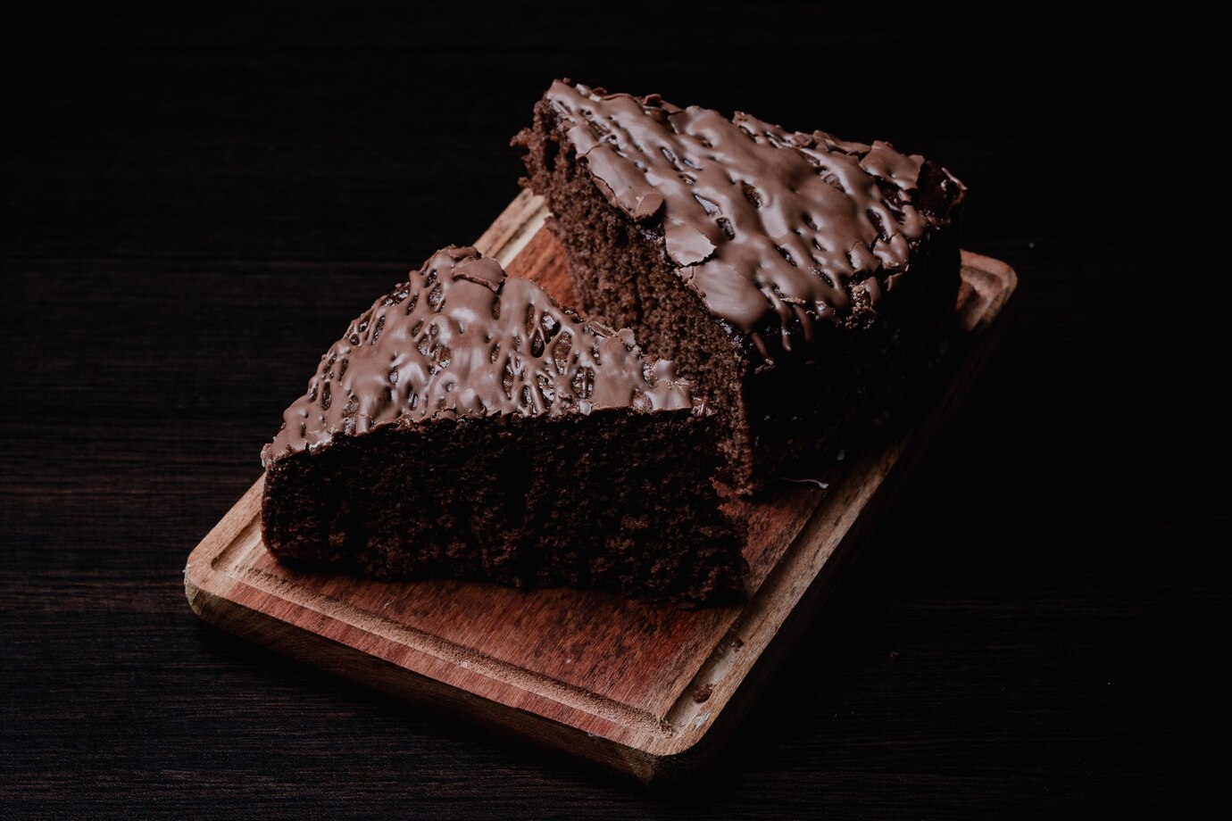 <p><img src="https://novosti-murmanskoy-oblasti.ru/uploads/posts/2025-03/1741255930_closeup-two-pieces-tasty-chocolate-cake-wooden-board_181624-46926.jpg" alt="" /></p>

<p><em>Тесто для пирога получается густым</em></p>

<p>Во время православного поста многие верующие ищут подходящие рецепты. Этот &mdash; именно такой. Шоколадный пирог к чаю готовится без сливочного масла, молока, кефира и яиц. Несмотря на &laquo;скудный&raquo; состав десерт получается вкусным, влажным с насыщенным шоколадным вкусом и красивыми трещинами. Ингредиенты:</p>
<p><br />&bull; мука &mdash; 280 г<br />&bull; сахар &mdash; 200 г<br />&bull; какао-порошок &mdash; 35 г<br />&bull; соль &mdash; щепотка<br />&bull; сода &mdash;1 ч. л.<br />&bull; растительное масло &mdash; 70 мл<br />&bull; кипяток &mdash; 350 мл<br />&bull; яблочный уксус &mdash; &frac12; ст. л.</p>
<p><br />Сперва готовим тесто &mdash; смешиваем муку, сахар, какао-порошок, соль и соду. Затем вливаем растительное масло и кипяток. Интенсивно перемешиваем массу венчиком.</p>

<p>Затем добавляем яблочный уксус. При этом происходит реакция и тесто увеличивается в объеме. По консистенции тесто получается густым, как на кекс. Выливаем тесто в форму и даем немного постоять.</p>
<p><br />Выпекаем шоколадный пирог в разогретой духовке при 180 градусах 30 минут. Готовое изделие вынимаем из формы и перекладываем на решетку, там и остужаем.</p>
<p><br />Затем сверху поливаем глазурью. Для нее смешивают 4 ст. ложки сахара, 1 ст. л. кукурузного крахмала, 2 ложки какао-порошка. Разбавляют смесь водой, добавляют немного растительного масла. Все это перемешивают и варят на плите до закипания.</p>
<p><br />По желанию пирог украшаем измельченными орехами. </p>

<p>Ранее мы <a href="https://novosti-murmanskoy-oblasti.ru/49271-dlya-lyubiteley-shokoladnyh-desertov-pesochnoe-testo-inemnogo-kakao-iuvas-nastole-izumitelnyy-rulet.html">рассказывали</a>, как приготовить еще один шоколадный десерт &mdash; рулет с глазурью.</p>

<p><em>Айгуль Булатова</em></p>
<p><em>Фото: Freepik</em></p>

