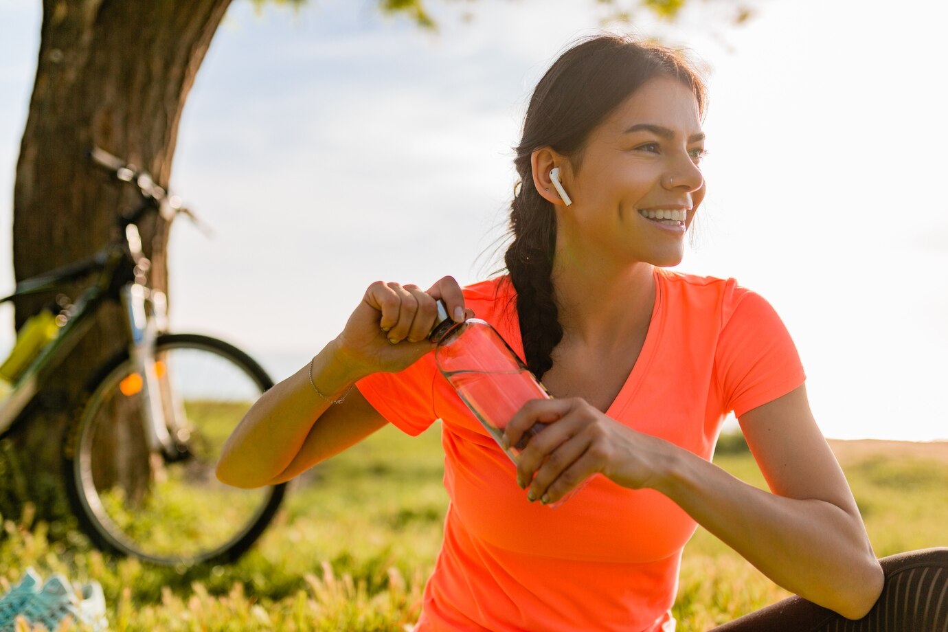 <p><img src="https://novosti-murmanskoy-oblasti.ru/uploads/posts/2025-03/1741550443_smiling-beautiful-woman-drinking-water-bottle-doing-sports-morning-park_285396-4382.jpg" alt="" /></p>

<p><em>Это позволит повысить качество жизни</em></p>

<p>На канале Дарьи Савельевой рассказали о проблеме снижения мышечной массы. Автор блога составила список мер.</p>
<p><br />1. Разнообразные нагрузки.Чем больше групп мышц получают нагрузку, тем лучше. Если вы тренируетесь в зале или дома, то это делает вам честь. Важен именно тонус тела. Этого можно достичь даже часовой прогулкой в день.</p>
<p>2. Белковая составляющая рациона. Это не значит, что мы обязаны есть мясо килограммами, но умеренная порция белка в количестве 100-150 граммов 3 раза в день &mdash; это минимум.</p>
<p>3. Жирные кислоты омега-3 защищают мышцы от распада, они поддерживают метаболизм мышечных белков и питают митохондрии. Попробуйте запекать сельдь, сардину, скумбрию, кету хотя бы через день, и вы будете удивлены, как оживилось ваше тело.</p>
<p>4. Баланс гормонов.</p>
<p>5. Нормальный уровень витамина Д. Это модулятор работы иммунной системы, который не позволяет развиваться хроническому воспалению и защищает мышцы от распада. Также работа витамина Д &mdash; сохранение плотности костей, поддержка выносливости и координации движений.<br />6. Устранение триггеров воспаления из рациона. Пальмовое масло, избыток сладкого, глютен, алкоголь, жареное, рафинированные масла, а если к этому добавить бытовую химию и загрязненную окружающую среду, то проблема налицо.<br />7. Последнее условие &mdash; не надо переедать. Важно, чтобы за день вы получили достаточно белка, но вечером не перегрузились, а погуляли (поплавали) и легли спать налегке.</p>

<p>Ранее мы <a href="https://novosti-murmanskoy-oblasti.ru/50012-vosnove-vsego-voda-obezvozhivanie-stanovitsya-prichinoy-bolezney-kishechnika.html">рассказывали</a>, как вода влияет на работу кишечника.</p>

<p><em>Айгуль Булатова</em></p>
<p><em>Фото: Freepik</em></p>

