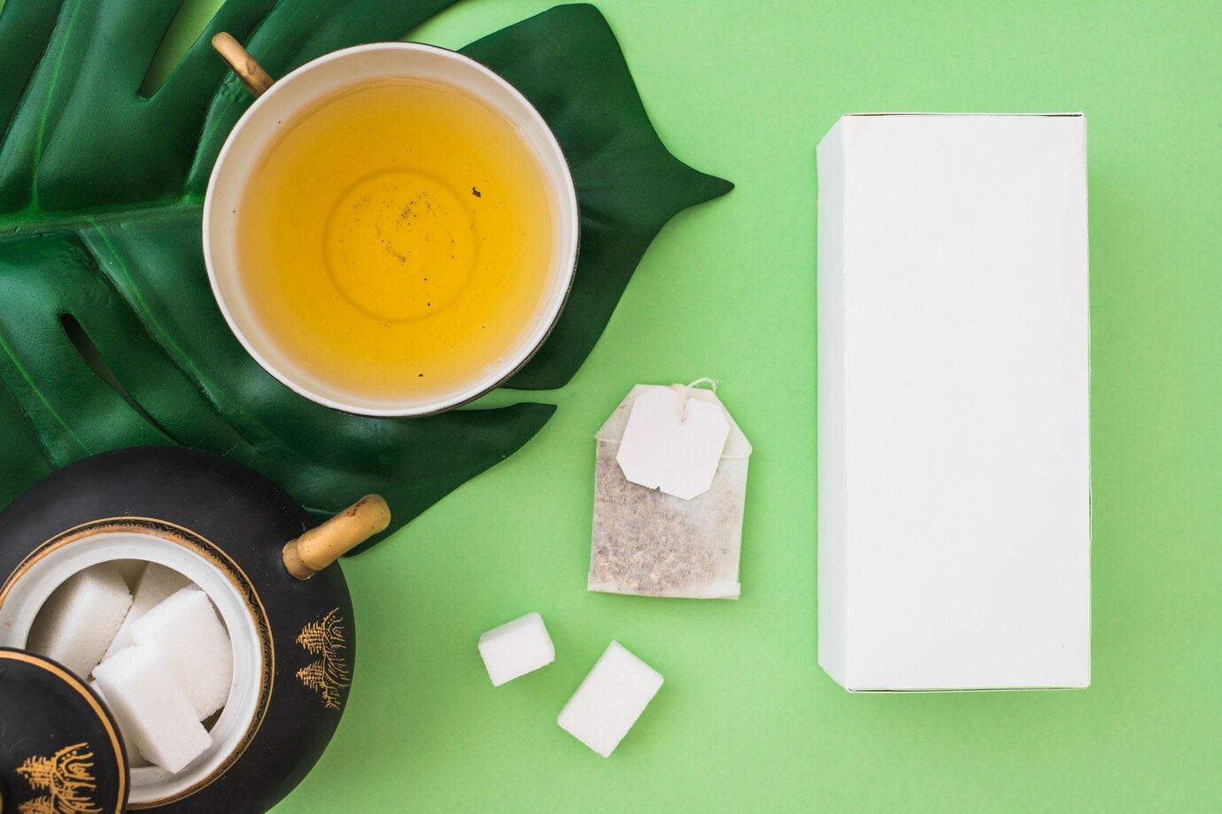 <p><img src="https://novosti-murmanskoy-oblasti.ru/uploads/posts/2025-03/1741587885_overhead-view-herbal-tea-cup-with-sugar-cubes-tea-bag-box-green-background_23-2147874131.jpg" alt="" /></p>

<p><em>Чайные пакетики, как подкормка и дренаж</em></p>

<p>&laquo;На даче у деда Егора&raquo; рассказали о нестандартном методе подкорми рассады. Для этого используют чайные пакетики. По мнению автора блога, чайные пакетики &mdash; это не только подкормка, это ещё и отличный дренаж.</p>

<p>Как использовать чайные пакетики? Есть несколько способов. Первый &mdash; самый простой. Берёте использованные пакетики, слегка подсушиваете, а потом смешиваете с землёй в пропорции 1:3. Получается лёгкий, воздушный грунт, который идеально подходит для рассады.</p>

<p>Второй способ &mdash; использовать пакетики как дренаж. На дно стаканчика насыпаете слой заварки толщиной примерно 1 см, а сверху землю.</p>

<p>Но самый интересный способ &mdash; это выращивание семян прямо в пакетиках. Обрезаете верхнюю часть, добавляете туда немного грунта или песка. Затем кладёте семечко и мини-тепличка готова. Ставите такие пакетики в прозрачный контейнер, увлажняете по мере необходимости.</p>

<p>Когда у растения появятся два настоящих листочка, его можно пересаживать в стаканчик прямо с пакетиком. Со временем бумажная оболочка растворится.</p>

<p>Ранее мы <a href="https://novosti-murmanskoy-oblasti.ru/49729-profilaktika-chernoy-nozhki-narassade-2-prichiny-poyavleniya-patogennoy-flory-mnenie-agronomov.html">рассказывали</a>, какие меры помогут для профилактики черной ножки на рассаде.</p>

<p><em>Айгуль Булатова</em></p>
<p><em>Фото: Freepik</em></p>


