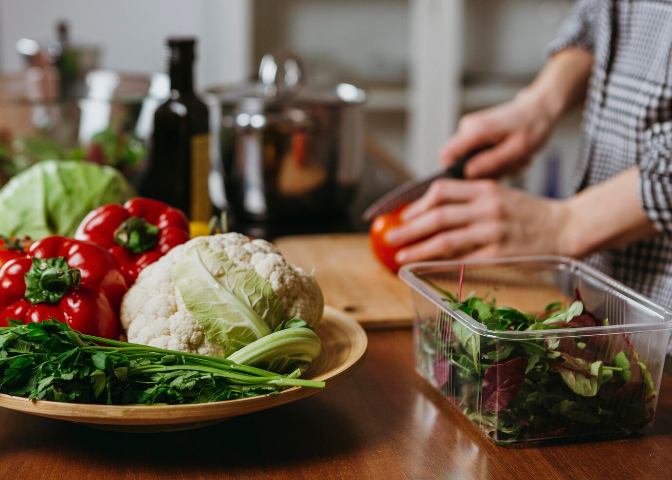 <p><img src="https://novosti-murmanskoy-oblasti.ru/uploads/posts/2025-03/1741598818_side-view-woman-preparing-food-kitchen_23-2148804990.jpg" alt="" /></p>

<p><em>Рецепт из старой кулинарной книги</em></p>
<p><br />Казалось бы, что нового можно придумать при тушении капусты. Но этот рецепт поменяет ваши взгляды, а все потому что капусту готовят в два этапа &mdash; сперва тушат вместе с мясом, а потом добавляют особый соус. И еще один момент &mdash; при тушении капусты не надо сразу накрывать сковороду крышкой, сделайте это по истечении 20 минут, если придерживаться этого правила, то у капусты не будет неприятного запаха пареной капусты. Ингредиенты:</p>
<p><br />&bull; Капуста &mdash; 1 кг<br />&bull; Куриная грудка &mdash; 500 г<br />&bull; Соль &mdash; 1ч.л.<br />&bull; Черный перец &mdash; по вкусу<br />&bull; Растительное масло &mdash; 3 ст. л.<br />&bull; Вода &mdash; 150 мл<br />&bull; Томатная паста &mdash; 2 ст. л.<br />&bull; Мука &mdash; 1 ст. л.<br />&bull; Уксус 9% &mdash; 1 ст. л.<br />&bull; Сахар &mdash; 1 ст. л.<br />&bull; Лавровый лист &mdash; 1-2 шт.</p>

<p>Первым делом измельчим все овощи &mdash; капусту нашинкуем, лук нарежем кубиками. Куриную грудку тоже мелко нарежем.</p>
<p><br />Сперва обжарим лук, потом в сковороду отправляем мясо, добавим соль и черный перец. На следующем этапе добавляем капусту, вливаем воду, закрываем крышкой и тушим около получаса.</p>
<p><br />Пока тушится капуста, готовим соус &mdash; смешиваем томатную пасту, муку, уксус, сахар. Тушим еще 10 минут и подаем к столу.</p>

<p>Ранее мы <a href="https://novosti-murmanskoy-oblasti.ru/49673-sperva-obzharivaem-potom-zapekaem-recept-molodoy-kapusty-sosmetanoy-ispeciyami.html">рассказывали</a>, как приготовить молодую капусту со сметаной и специями.</p>

<p><em>Айгуль Булатова</em></p>
<p><em>Фото: Freepik</em></p>

