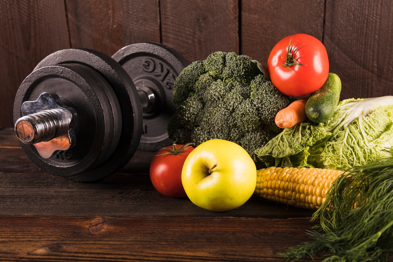 <p><img src="https://novosti-murmanskoy-oblasti.ru/uploads/posts/2025-03/1741679705_fresh-vegetables-dumbbells-wooden-background_23-2147882039.jpg" alt="" /></p>

<p><em>Эти рекомендации помогут людям с умеренными показателями</em></p>

<p>Условно говоря, есть &laquo;хороший&raquo; и &laquo;плохой&raquo; холестерин. Для нормального функционирования организма важно держать под контролем каждый из них. И это можно сделать благодаря организации правильного питания и подвижного образа жизни.</p>
<p><br />Шаг первый &mdash; питание. Сократите насыщенные жиры и трансжиры. Избегайте жирного мяса, колбас, сыров, фастфуда, выпечки с маргарином, увеличьте потребление клетчатки. Среди снижающих холестерин продуктов &mdash; орехи, авокадо, рыба.</p>

<p>Шаг второй &mdash; больше движения. Хорошо работают аэробные упражнения: ходьба, бег, плавание, езда на велосипеде. Занимайтесь не менее 30 минут с умеренной интенсивностью каждый день.</p>
<p><br />Шаг третий &mdash; избавьтесь от вредных привычек. Речь о курении и алкоголе.</p>
<p><br />Шаг четвертый &mdash; контролируйте вес. Избыточная масса тела ― это дополнительная нагрузка на сердце. Особенно если жировая ткань находится в области живота, растет уровень холестерина и риски сердечно-сосудистых заболеваний.</p>
<p><br />Шаг пятый &mdash; нутрицевтическая поддержка. К добавкам, которые помогут снизить уровень холестерина относятся рыбий жир, псиллум, гуаровая камедь и другие.</p>

<p>Ранее мы <a href="https://novosti-murmanskoy-oblasti.ru/49929-rekomenduyut-dazhe-lyudyam-svysokim-holesterinom-uchenye-schitayut-chto-polezno-sedat-do6-yaic-vnedelyu.html">рассказывали</a>, почему не стоит бояться употреблять в пищу яйца из-за холестерина. </p>

<p><em>Айгуль Булатова</em></p>
<p><em>Фото: Freepik</em></p>




