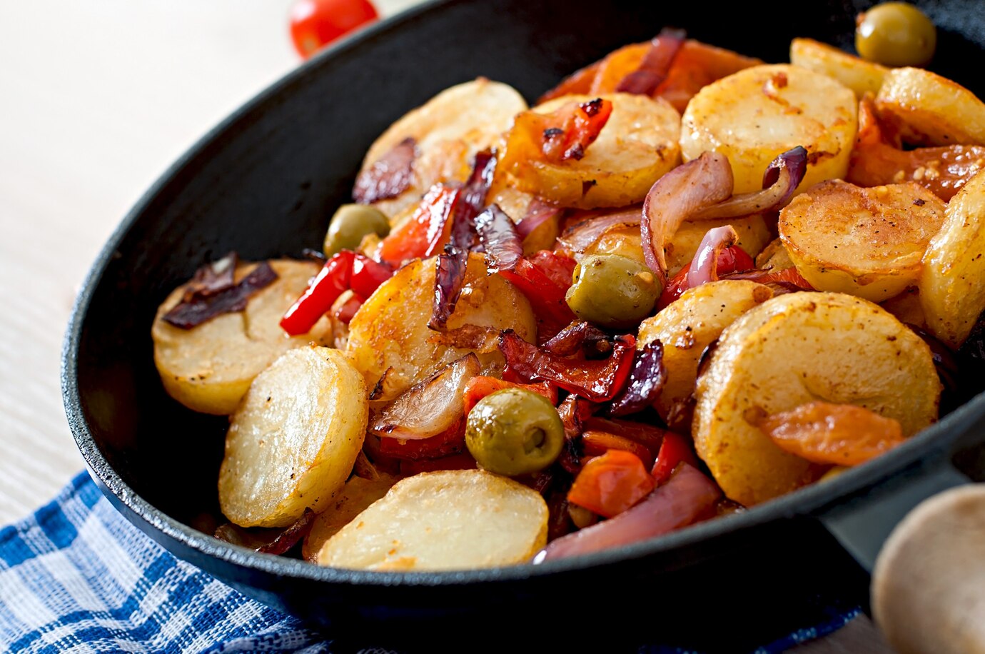 <p><img src="https://novosti-murmanskoy-oblasti.ru/uploads/posts/2025-03/1741691094_baked-potato-with-vegetables-frying-pan_2829-8497.jpg" alt="" /></p>

<p><em>Готовка за полчаса</em></p>
<p><br />На канале Натальи Калниной знают, как вкусно накормить всю семью. Автор блога считает, что это можно сделать, даже если на руках минимум продуктов, причем самых обычных. Таким является рецепт запеченной картошки. Ее готовят на луковой подушке с ароматными прованскими травами. Особенно вкусным блюдо получается из молодого картофеля, его можно даже не очищать, но зимние овощи тоже вполне сгодятся. Ингредиенты:</p>
<p><br />&bull; картофель &mdash; 500 г<br />&bull; лук &mdash; 2 шт.<br />&bull; соль &mdash; по вкусу<br />&bull; сливочное масло &mdash; 50 г<br />&bull; прованские травы &mdash; 1ч.л.<br />&bull; черный перец &mdash; по вкусу</p>
<p><br />Картофель нарезаем на пластины толщиной 5-7 мм. Кладем в миску, добавляем соль, прованские травы, растительное масло. перемешиваем.</p>
<p><br />Нарезаем полукольцами очищенный лук и выкладываем его на противень. Следом идет соль, черный перец и подготовленный картофель.</p>
<p><br />Готовим при 180 градусах около часа, ориентируйтесь по своей духовке. Подавайте к столу с овощным салатом или зимней консервацией. </p>

<p>Ранее мы <a href="https://novosti-murmanskoy-oblasti.ru/48455-rybka-ikartoshka-vodnoy-kotletke-tak-gotovit-babushka-dlya-vnukov-sedaetsya-vse-bez-ostatka.html">рассказывали</a>, как приготовить комбинированное блюдо &mdash; котлетки из рыбы и картофеля. </p>

<p><em>Айгуль Булатова</em></p>
<p><em>Фото: Freepik</em></p>


