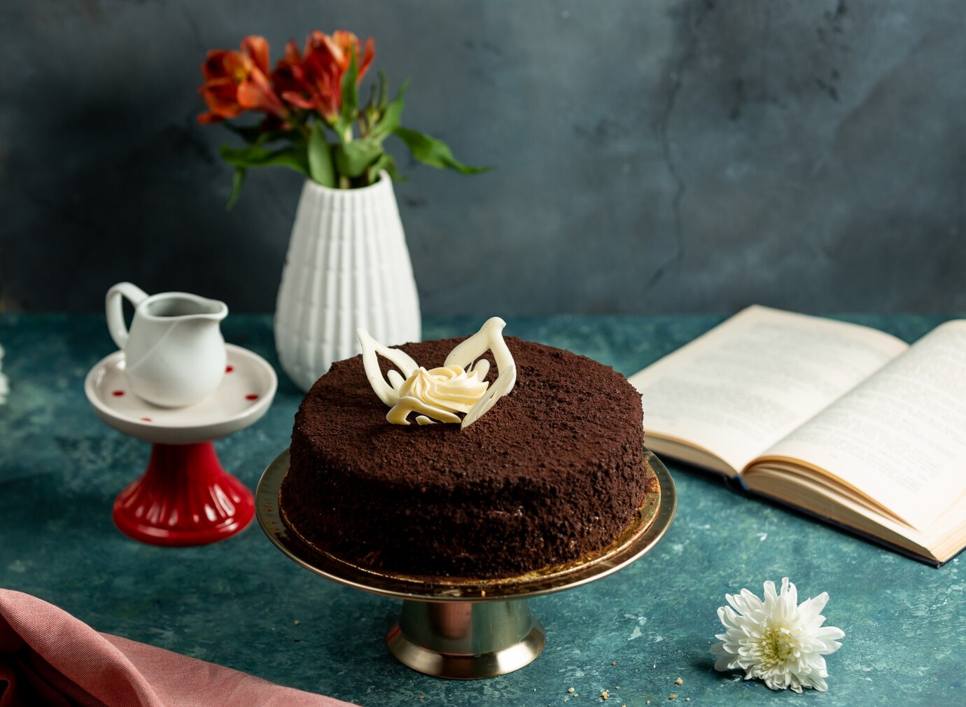 <p><img src="https://novosti-murmanskoy-oblasti.ru/uploads/posts/2025-03/1741762021_cacao-crumbles-cake-decorated-with-white-chocolate-leaves-cream_140725-3851.jpg" alt="" /></p>

<p><em>Очень вкусный и нежный сметанный торт</em></p>

<p>Этот десерт вызовет восторг едоков. Готовится он просто, но долго. Так как торт не выпекается, в его основе готовое печенье, его охлаждают &mdash; держат в холодильнике 5 часов. Но ожидания того стоят, так как лакомство получается выше всяких похвал. Будет торт еще вкуснее, если скомбинировать его с различными ягодами &mdash; клубникой, малиной, черникой. Ингредиенты:</p>

<p>&bull; сахар &mdash; 150 г<br />&bull; мука &mdash; 50 г<br />&bull; яйца &mdash; 2 шт.<br />&bull; сметана 20% &mdash; 400 г<br />&bull; печенье песочное шоколадное &mdash; 300 г<br />&bull; растопленное сливочное масло &mdash; 120 г<br />&bull; молоко &mdash; 1-2 ст. л.<br />&bull; масло сливочное &mdash; 100 г<br />&bull; ванильный сахар &mdash; 10 г</p>
<p><br />Соединяем в кастрюле сахар с мукой, добавляем яйца и перемешиваем до однородности. Вливаем сметану, перемешиваем, ставим на плиту на минимальный огонь вариться. Делаем это до тех пор, пока масса не загустеет. Доводим до кипения и варим около 2 минут.</p>
<p><br />Кастрюлю с массой ставим в емкость со льдом или с ледяной водой. Мешаем массу и остужаем, накрываем пленкой и оставляем.</p>
<p><br />Затем смешиваем измельчённое в крошку печенье с растопленным сливочным маслом и перемешиваем. Для придания массе формы добавляем немного молока.</p>
<p><br />Большую часть полученной основы выкладываем в форму, немного утрамбовываем и формируем бортики. Ставим емкость в холодильник на час.</p>

<p>Тем временем взбиваем размягченное сливочное масло с ванильным сахаром. Соединяем с готовым заварным кремом, которым украшаем основу из печенья. Посыпаем десерт оставшейся крошкой и отправляем в холодильник на 5 часов.</p>

<p>Ранее мы <a href="https://novosti-murmanskoy-oblasti.ru/48470-tvorozhnoe-lakomstvo-za25-minut-tort-bez-vypekaniya-vluchshih-tradiciyah-prostogo-podhoda-kgotovke.html">рассказывали</a>, как приготовить творожный торт без выпекания за 25 минут.</p>

<p><em>Айгуль Булатова</em></p>
<p><em>Фото: Freepik</em></p>

