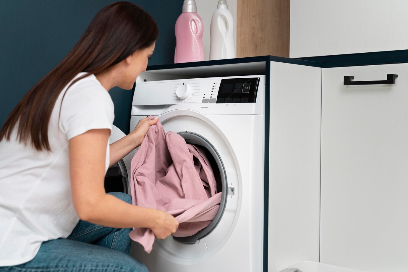 <p><img src="https://novosti-murmanskoy-oblasti.ru/uploads/posts/2025-03/1741768066_woman-taking-clothes-from-washing-machine_23-2149117037.jpg" alt="" /></p>

<p><em>Избавьтесь от накипи, плесени и грязи</em></p>

<p>Стиральная машина, как и любая другая бытовая техника нуждается в регулярном уходе, иначе в ней появится плесень и известковый налет. Ниже расскажем, как очистить резиновый ободок и барабан машинки.</p>
<p><br />В складках ободка часто скапливаются вода и остатки моющих средств &mdash; идеальная среда для размножения черной плесени. Для очистки данной детали техники используйте раствор медного купороса.</p>

<p>Размешайте 50 граммов порошка в пяти литрах воды. Нанесите губкой на ободок и протрите. После запустите стирку на высокой температуре с дополнительным полосканием.</p>
<p><br />Барабан, как и ободок также требует внимания. Иначе, при стирке может появиться неприятный запах. В этом деле поможет отбеливатель для белья.<br />Залейте стакан отбеливателя в лоток и включите самоочистку с пустой машиной.</p>

<p>После окончания программы оставьте люк открытым до полного высыхания барабана. Рекомендуется совершать подобную манипуляцию раз в месяц. Это позволит вам не допустить появления плесени и налета.</p>

<p>Ранее мы <a href="https://novosti-murmanskoy-oblasti.ru/45909-chtoby-netratitsya-nahimchistku-kak-postirat-odeyala-ipledy-samim-doma-starye-dedovskie-sposoby.html">рассказывали</a>, как обойтись без химчистки и постирать одеяла и подушки дома.</p>

<p><em>Айгуль Булатова</em></p>
<p><em>Фото: Freepik</em></p>

