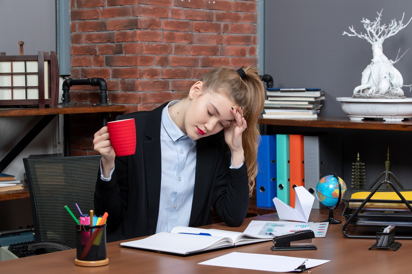 <p><img src="https://novosti-murmanskoy-oblasti.ru/uploads/posts/2025-03/1741787734_front-view-tired-young-female-sitting-table-holding-red-cup-office_140725-105994.jpg" alt="" /></p>

<p><em>Астрологическое явление окажет влияние на Тельцов и Козерогов</em></p>
<p><br />Астрологи в унисон твердят про 14 марта, в этот день, по их мнению, начнется знаменательный период &laquo;коридора затмений&raquo;. В этот промежуток времени также проявят активность кровавое полнолуние и ретроградный Меркурий с Венерой.</p>
<p><br />Тельцам стоит опасаться ретроградной Венеры. Так на горизонте замаячит ваш давний партнер. Поэтому у вас будет возможность высказать свои претензии экс-партнёрам или друзьям. Так вы сможете обнулить или вовсе разорвать кармическую связь с этими людьми. Такой шаг откроет перед вами новые двери и возможности. Постарайтесь разобраться с этими личными делами до 29 марта.</p>
<p><br />Лунное затмение окажет влияние на Козерогов. Стоит быть внимательнее на дорогах, потому что в ретроградный Меркурий возрастает риск ДТП. Также активизируются воры и мошенники. Поэтому следует пристальнее следить за своим имуществами и ценными вещами. И перед уходом из дома в день открытия коридора затмений 14 марта Козерогам стоит проверить, отключили ли они утюг.</p>

<p><em>Айгуль Булатова</em></p>
<p><em>Фото: Freepik</em></p>

